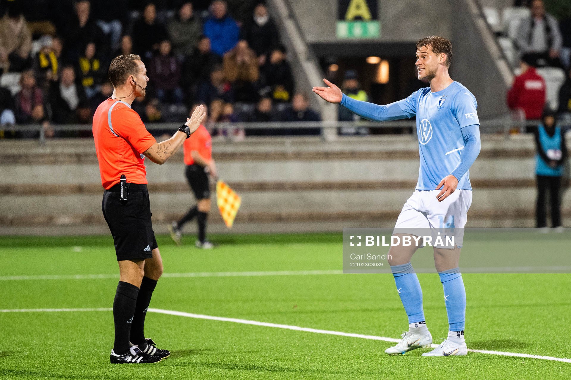 Malmö FFs Felix Beijmo och Domare Kristoffer Karlsson