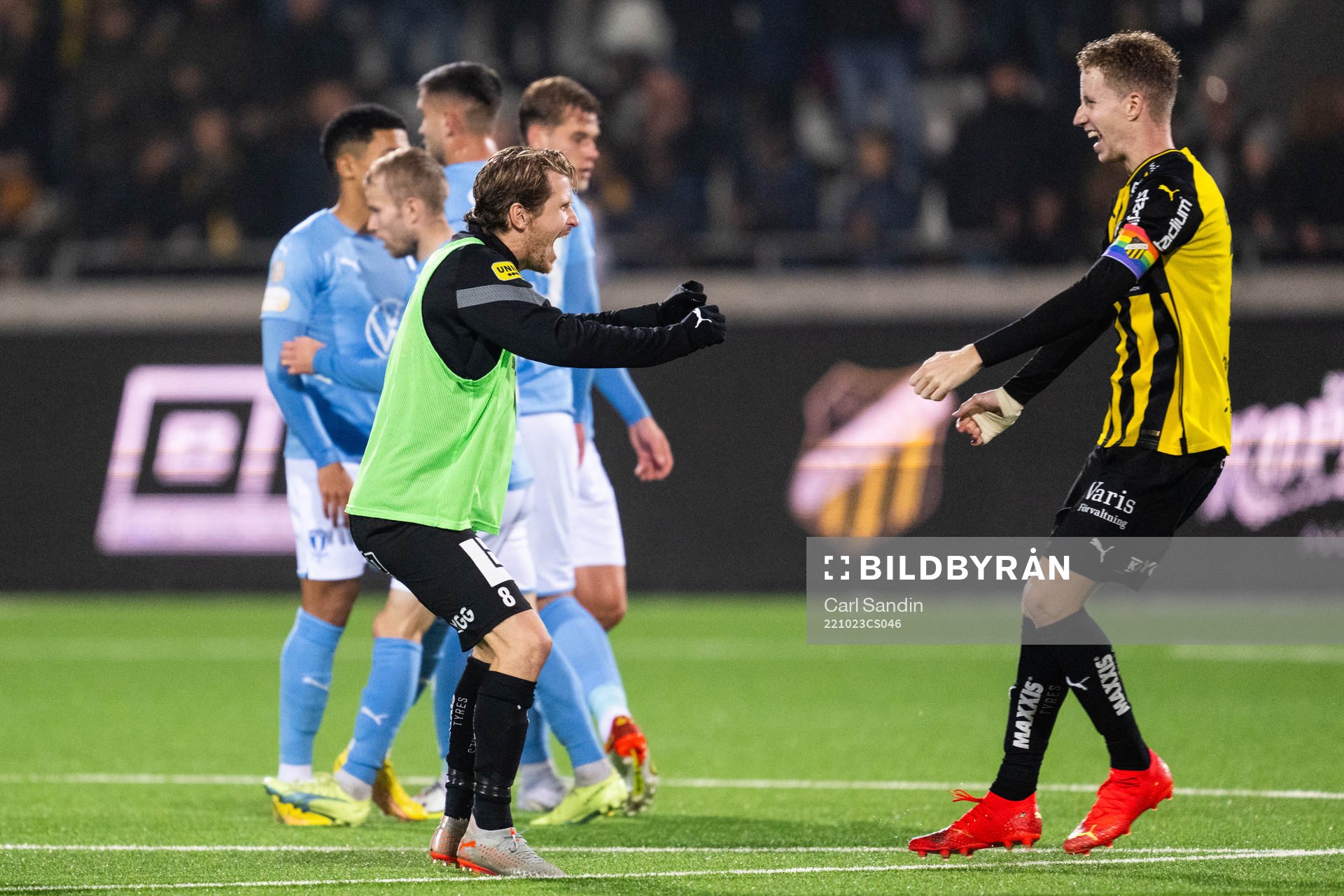 Häckens Erik Friberg och Samuel Gustafson jublar efter fotbollsmatchen i Allsvenskan mellan Häcken och Malmö FF den 23 oktober 2022 i Göteborg.