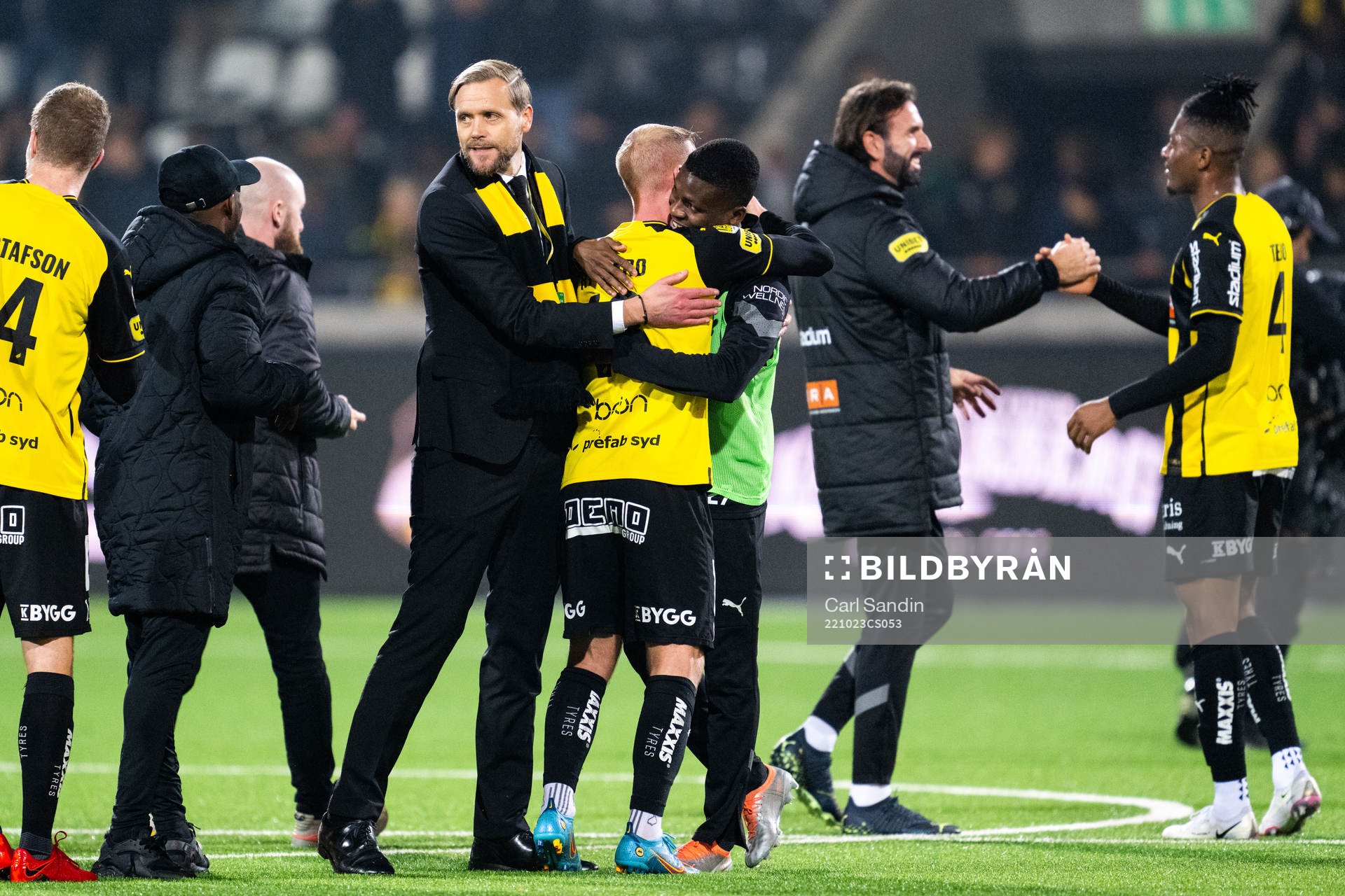 Häckens klubbdirektör Marcus Jodin jublar med spelarna