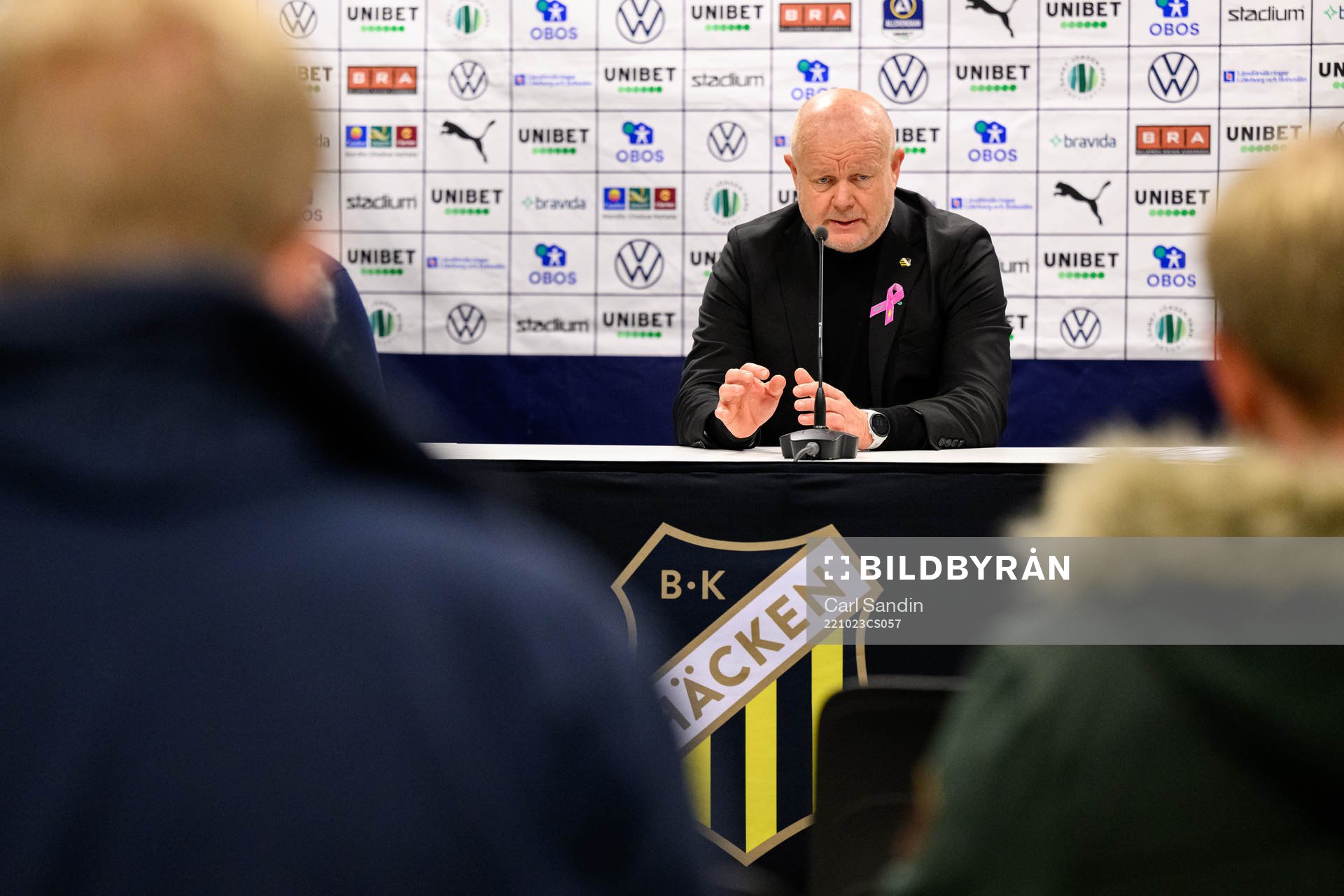 Häckens tränare Per-Mathias Høgmo på en presskonferens