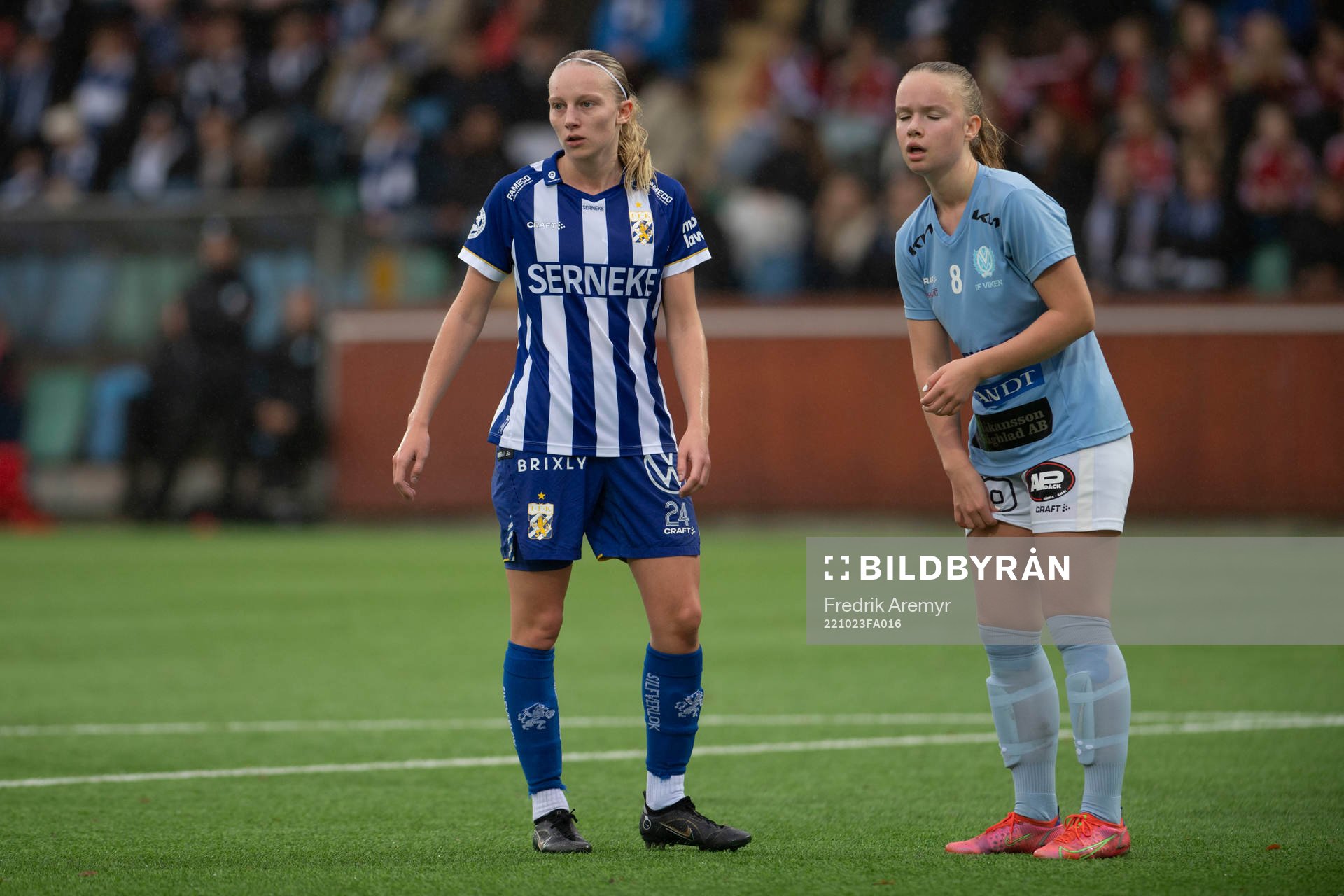 IFK Göteborgs Felicia Holmberg och Vikens Tuva Mossberg under fotbollsmatchen i kvalet till damernas Division 1 mellan IFK Göteborg och Viken den 23 oktober 2022 i Göteborg.