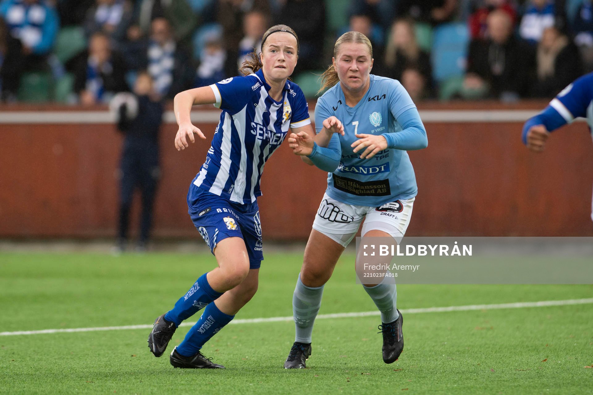 IFK Göteborgs Emma Broddheimer och Vikens Linnéa