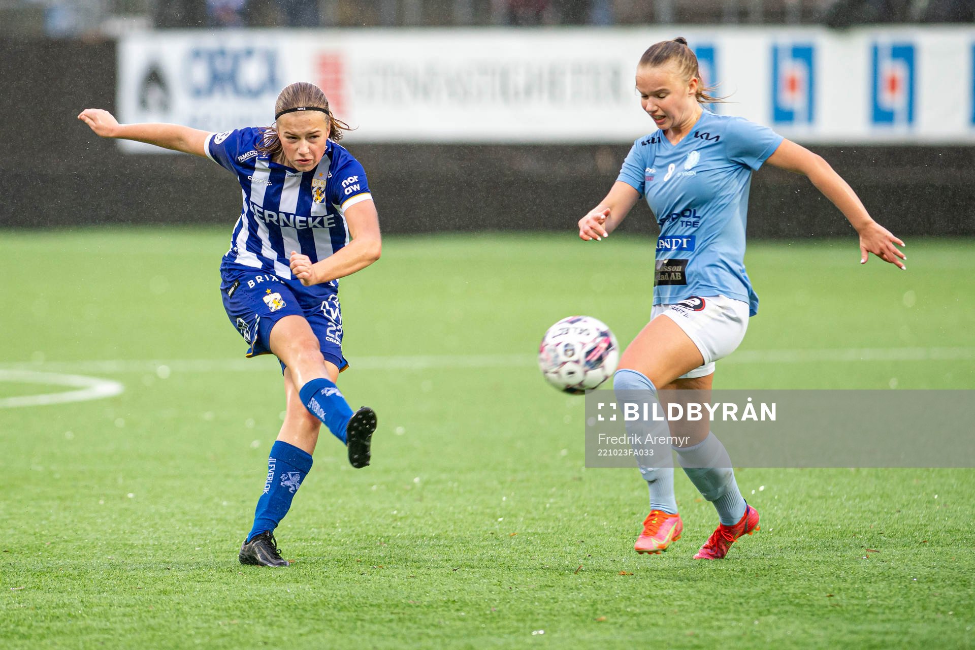 IFK Göteborgs Emma Broddheimer och Vikens Tuva Mossberg