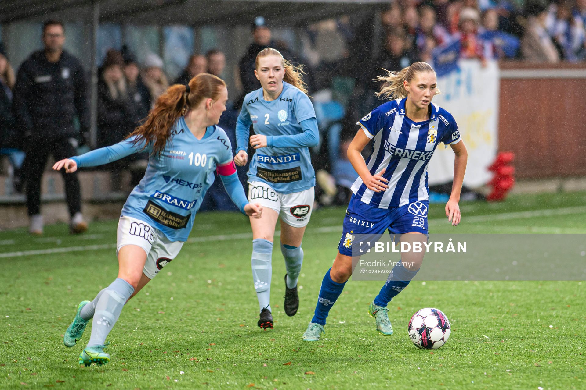 Vikens Lagkapten Klara Persson, Frida Jansson och IFK