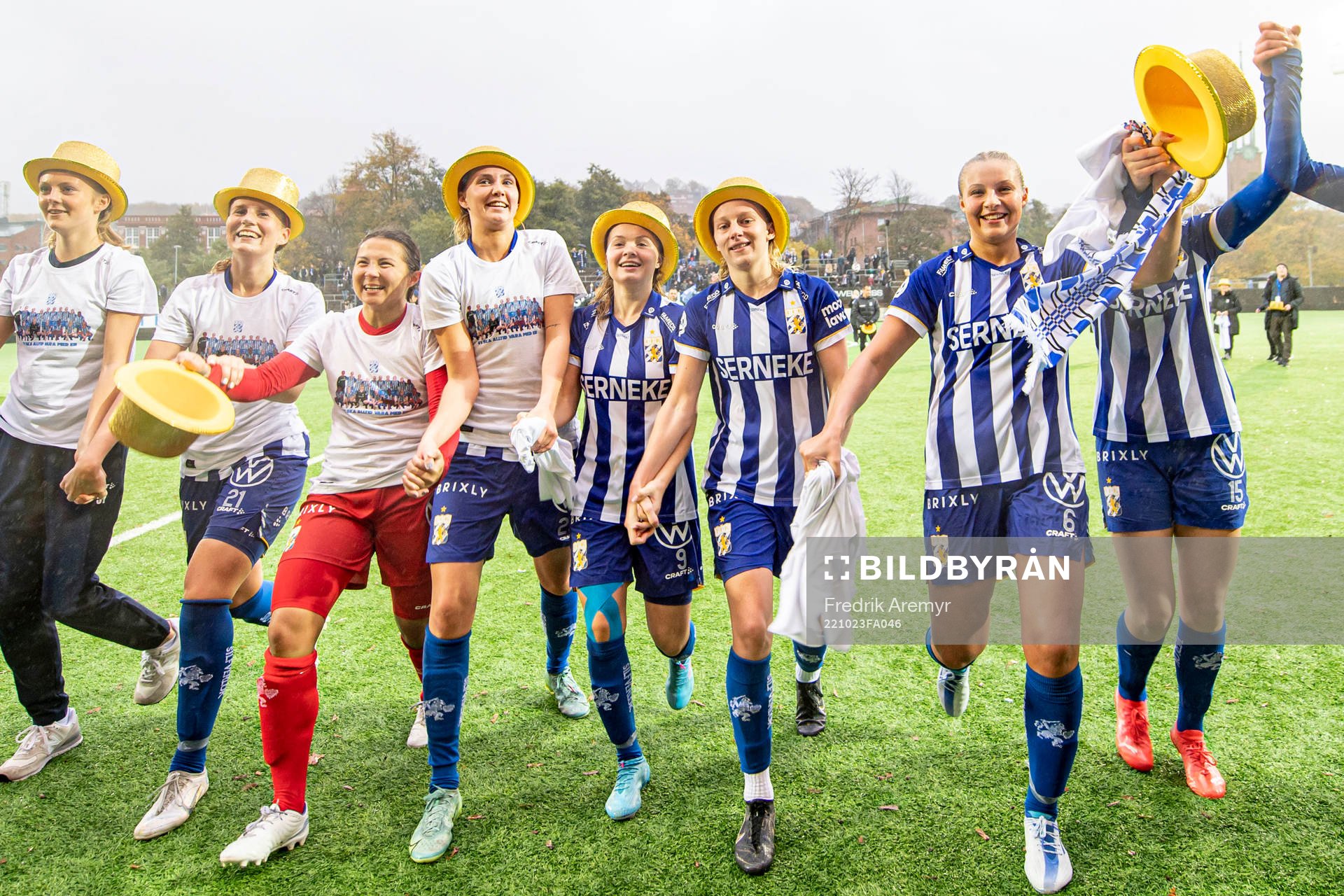 IFK Göteborgs Filippa Andersson, Målvakt Johanna Henriksson, Klara Kempe Kivi, Thilda Gianello, Felicia Holmberg, Filippa Hopkins och Jenny Helgesson (dold) jublar efter fotbollsmatchen i kvalet till damernas Division 1 mellan IFK Göteborg och Viken den 23 oktober 2022 i Göteborg.