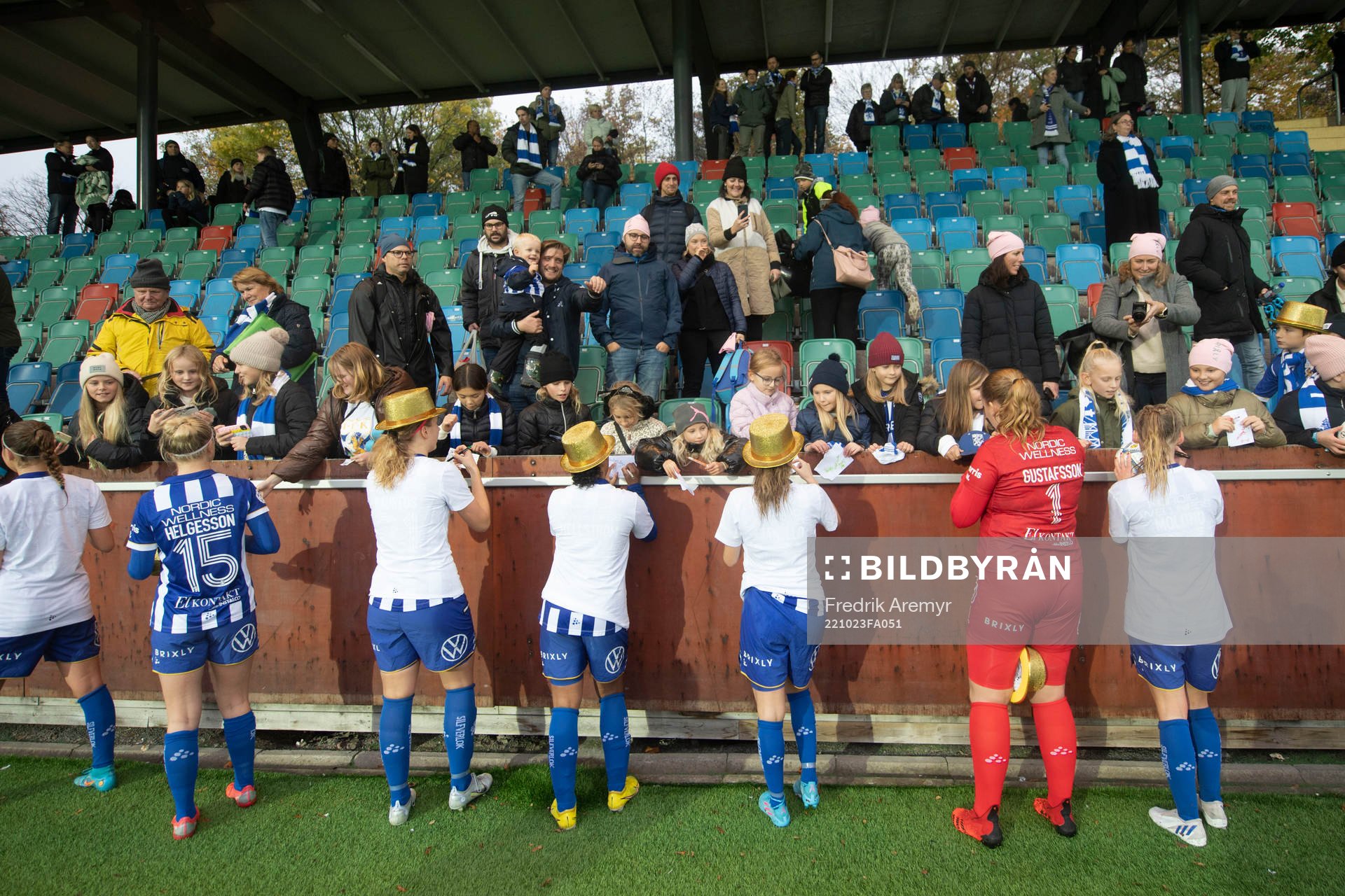 IFK Göteborgs spelare skriver autografer