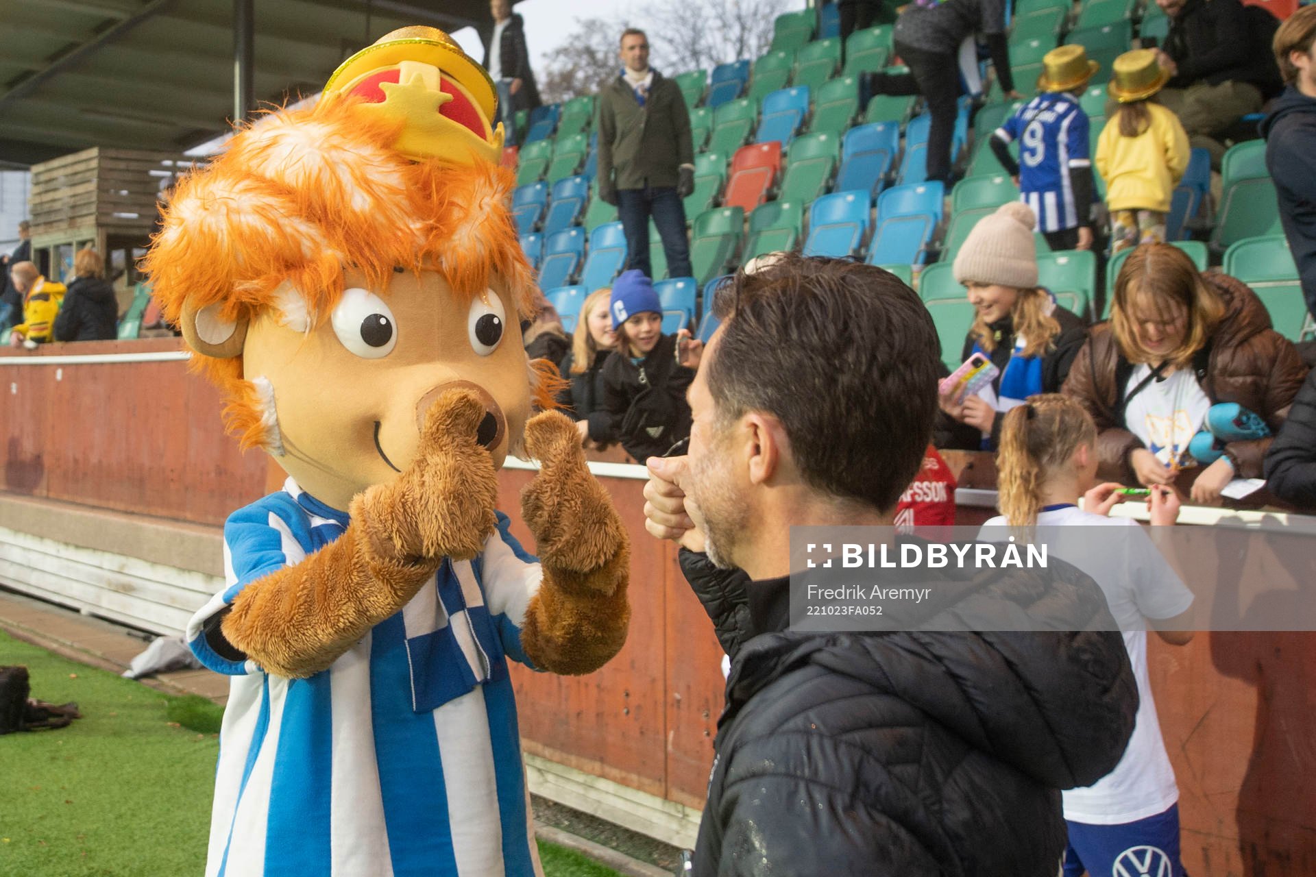 Lejonet Leo och IFK Göteborgs Tränare Peter Svanström jublar efter fotbollsmatchen i kvalet till damernas Division 1 mellan IFK Göteborg och Viken den 23 oktober 2022 i Göteborg.