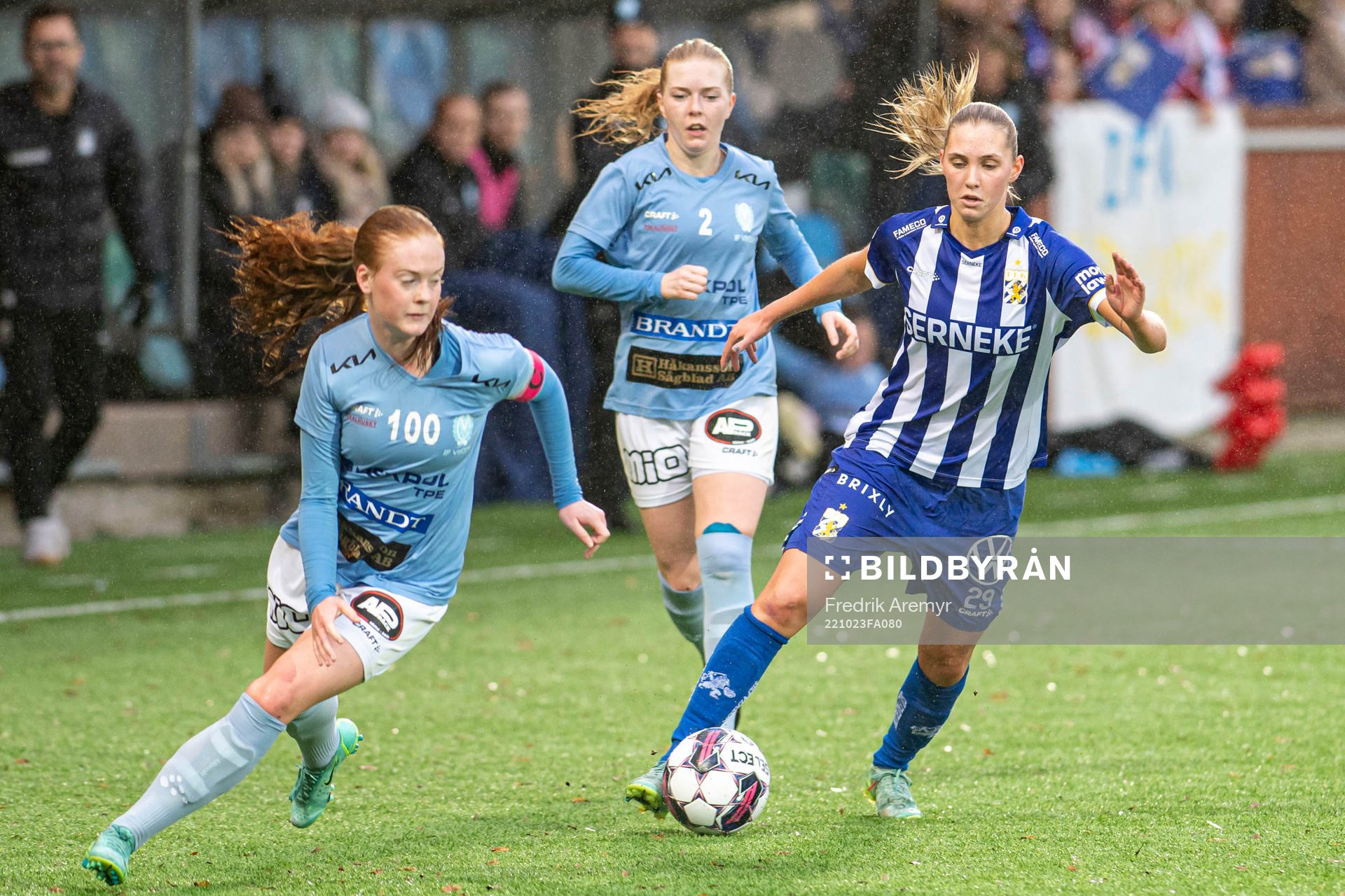 Vikens Lagkapten Klara Persson och IFK Göteborgs Klara Kempe Kivi under fotbollsmatchen i kvalet till damernas Division 1 mellan IFK Göteborg och Viken den 23 oktober 2022 i Göteborg.