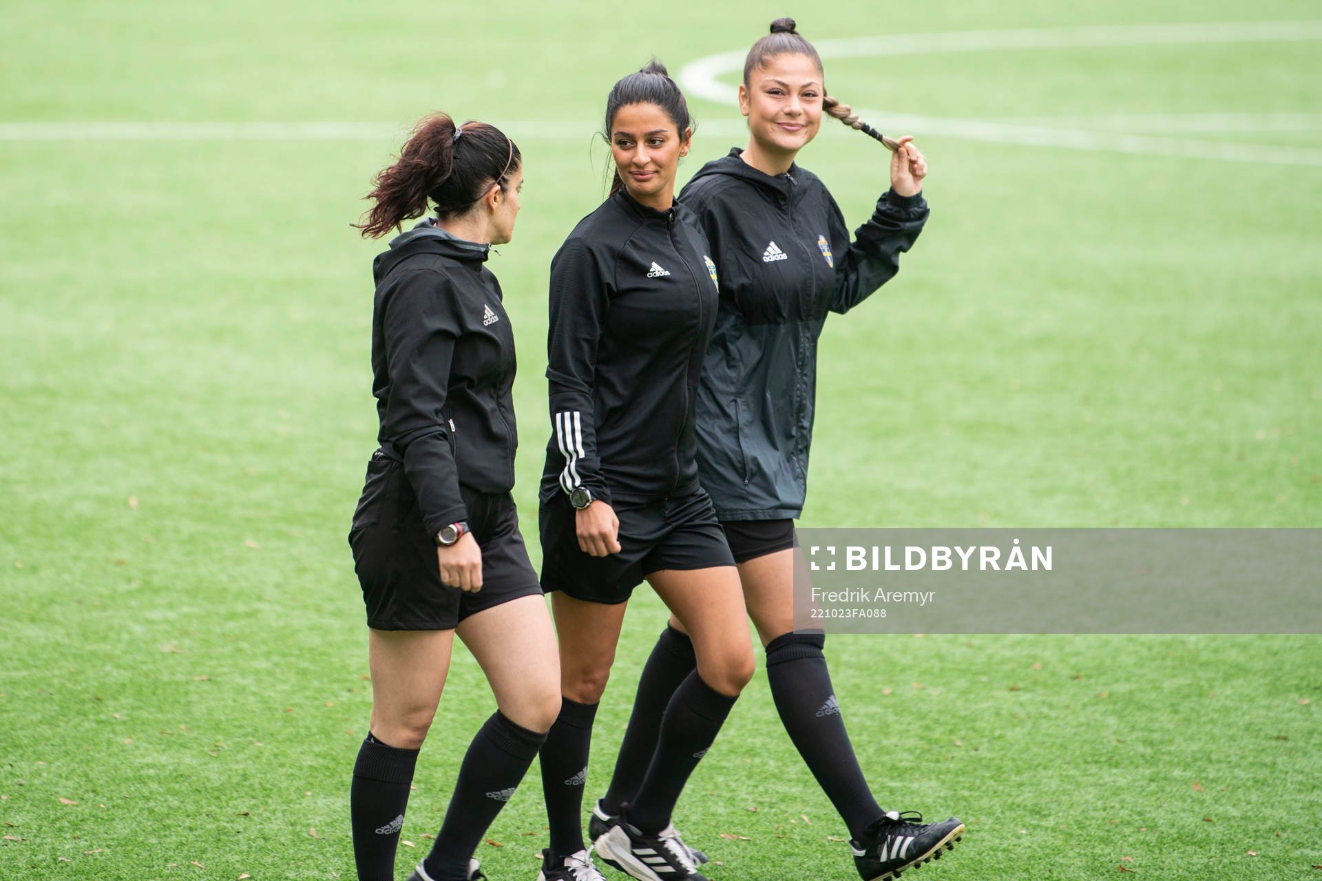 Domare Petra Gabriella Saliba Yousef tillsammans med Assisterande domare Morvarid Mohammadi och Assisterande domare Saga Yilmaz innan fotbollsmatchen i kvalet till damernas Division 1 mellan IFK Göteborg och Viken den 23 oktober 2022 i Göteborg.