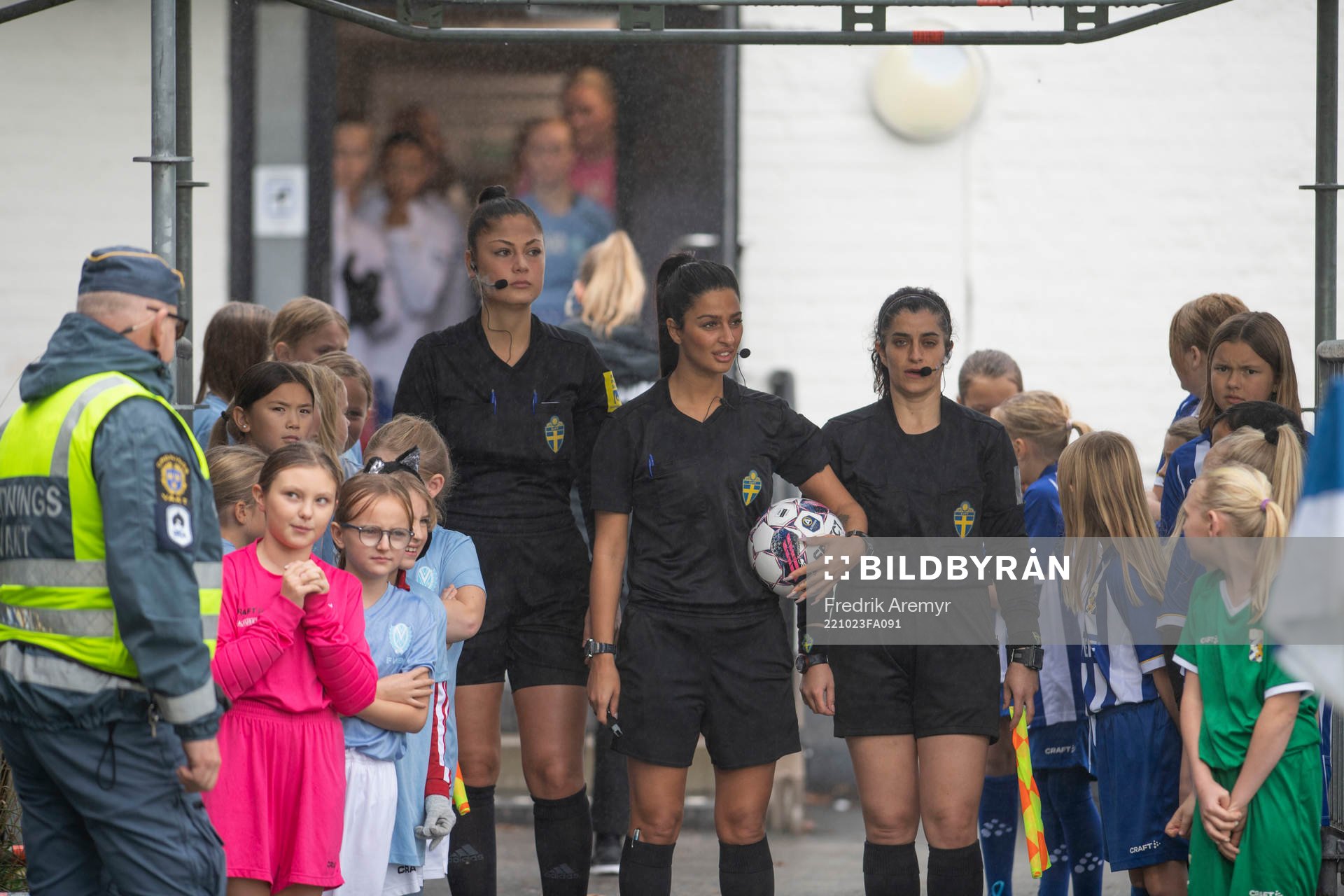 Domare Petra Gabriella Saliba Yousef tillsammans med Assisterande domare Morvarid Mohammadi och Assisterande domare Saga Yilmaz innan fotbollsmatchen i kvalet till damernas Division 1 mellan IFK Göteborg och Viken den 23 oktober 2022 i Göteborg.