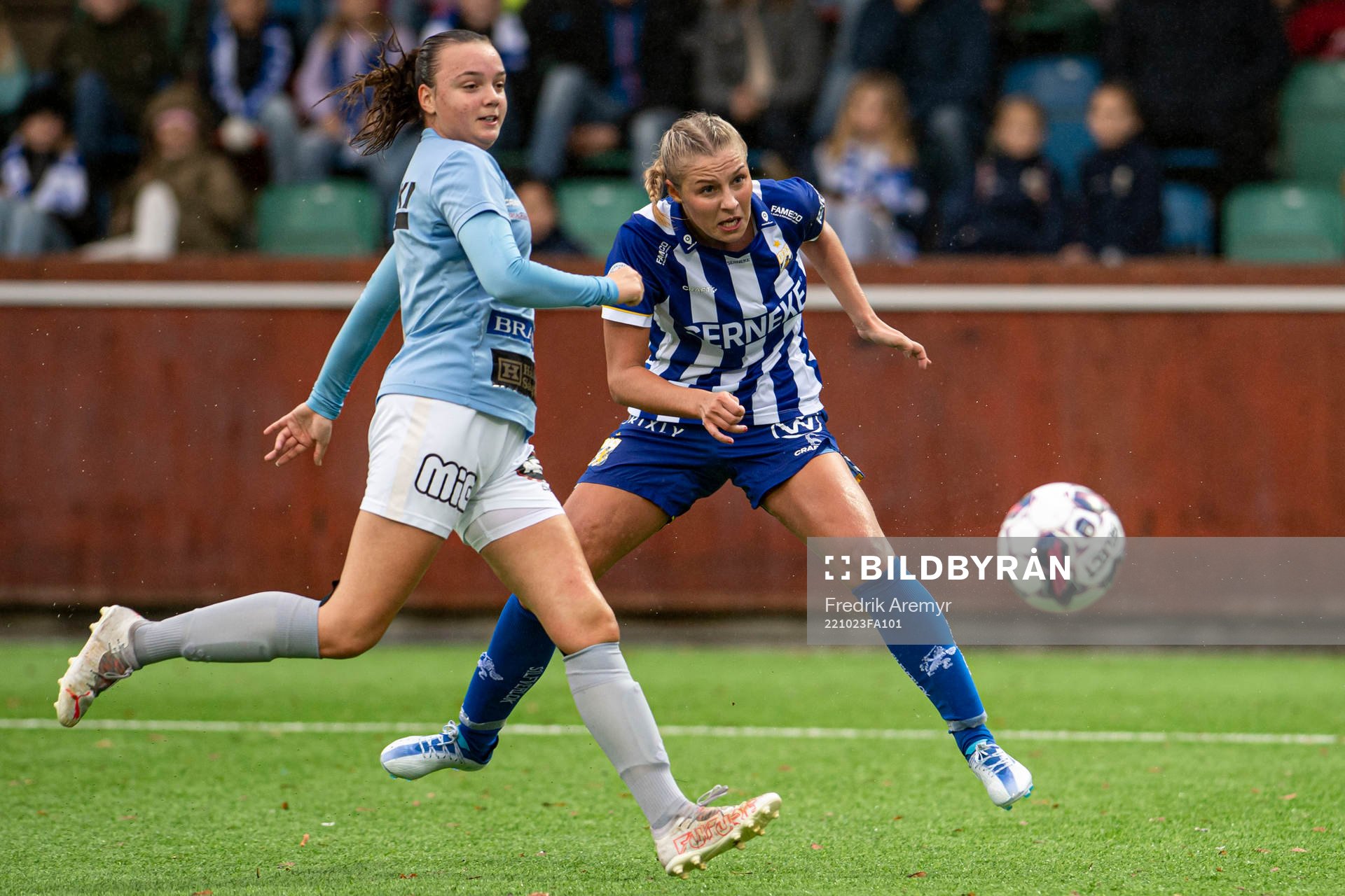 Vikens Ida Olsson och IFK Göteborgs Filippa Hopkins under fotbollsmatchen i kvalet till damernas Division 1 mellan IFK Göteborg och Viken den 23 oktober 2022 i Göteborg.