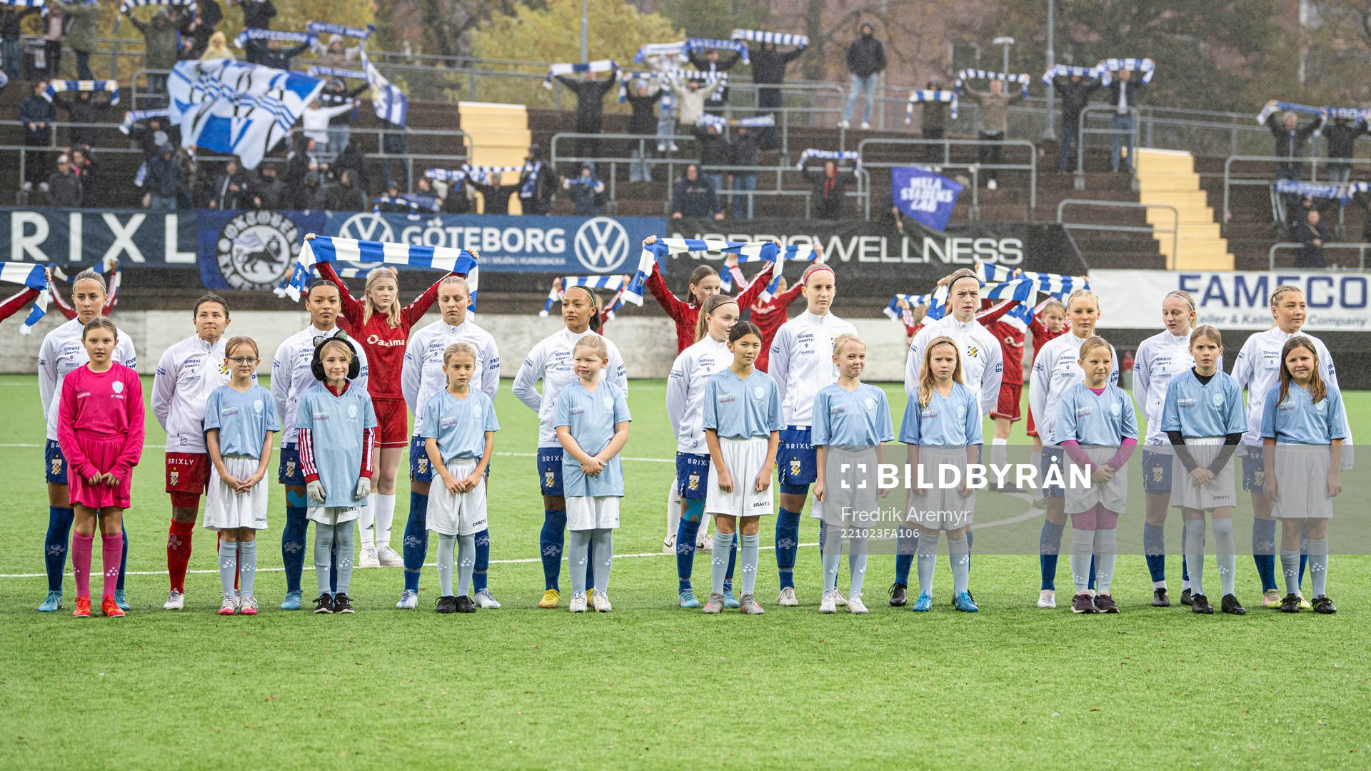 IFK Göteborgs startelva samt maskottar innan