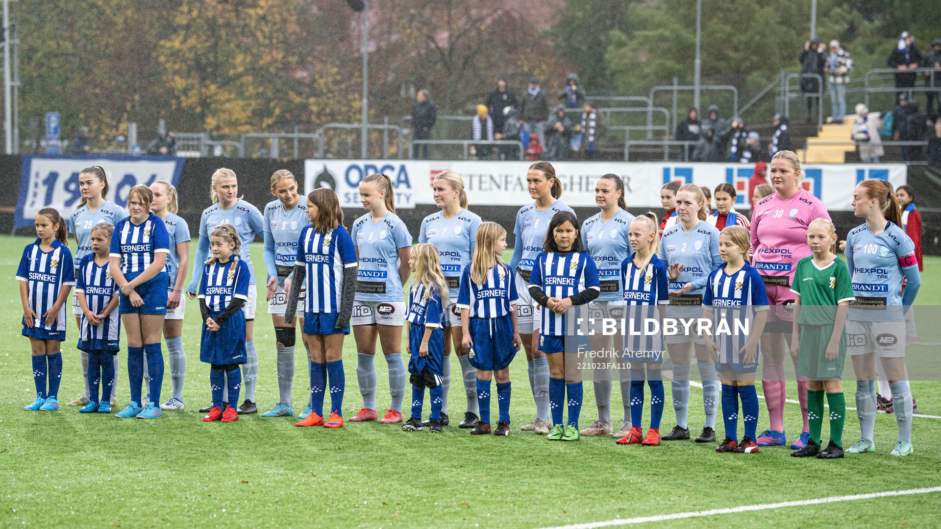 Vikens startelva innan fotbollsmatchen i kvalet till