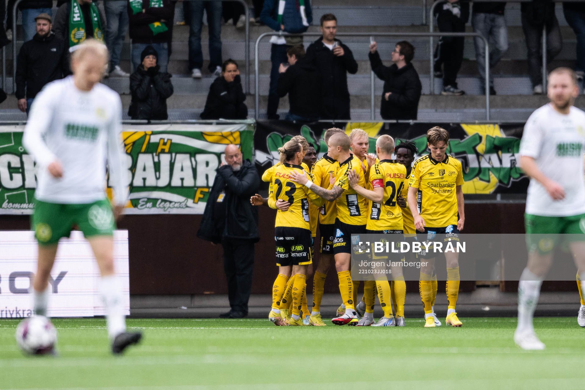 Elfsborgs Alexander Bernhardsson jublar med lagkamrater