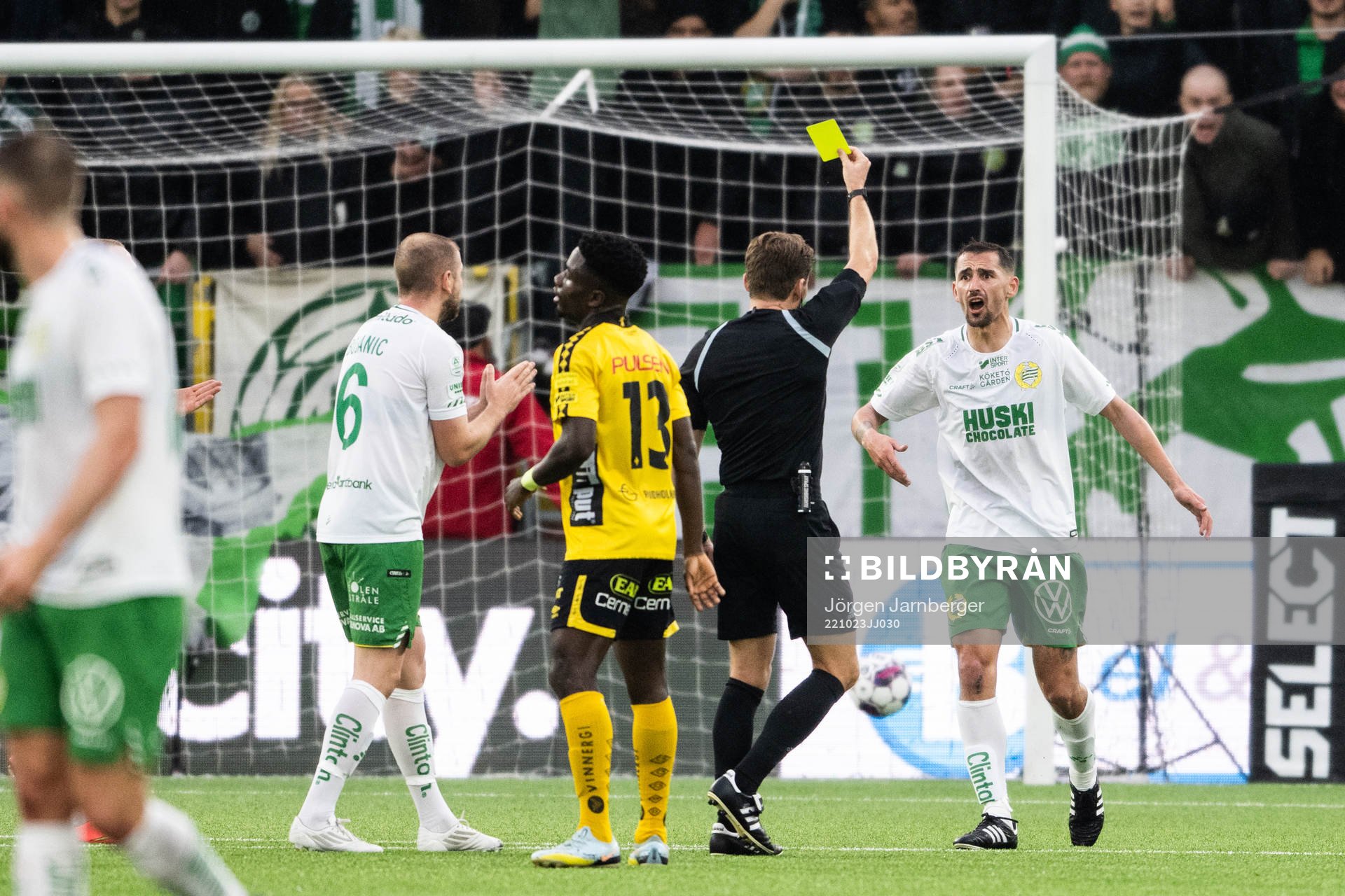 Hammarbys Loret Sadiku får gult kort