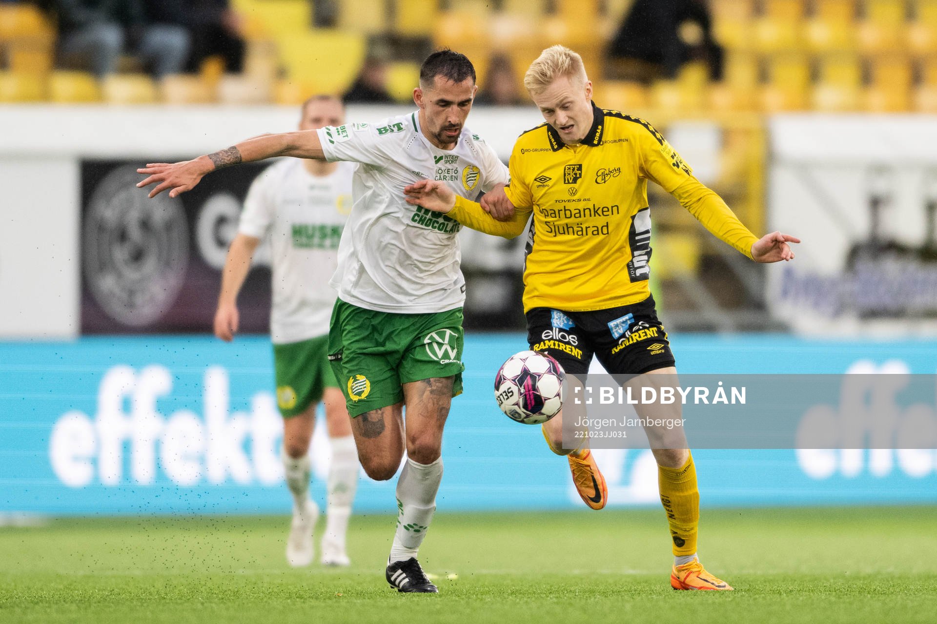 Hammarbys Loret Sadiku och Elfsborgs Oscar Aga under fotbollsmatchen i Allsvenskan mellan Elfsborg och Hammarby den 23 oktober 2022 i Borås. 