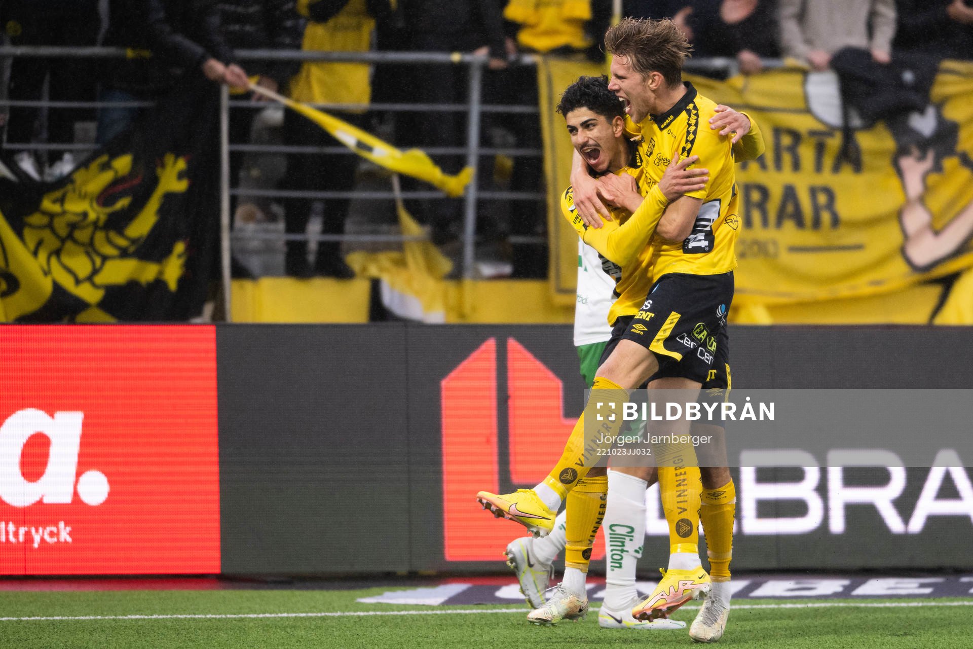 Elfsborgs Ahmed Qasem och Noah Söderberg jublar