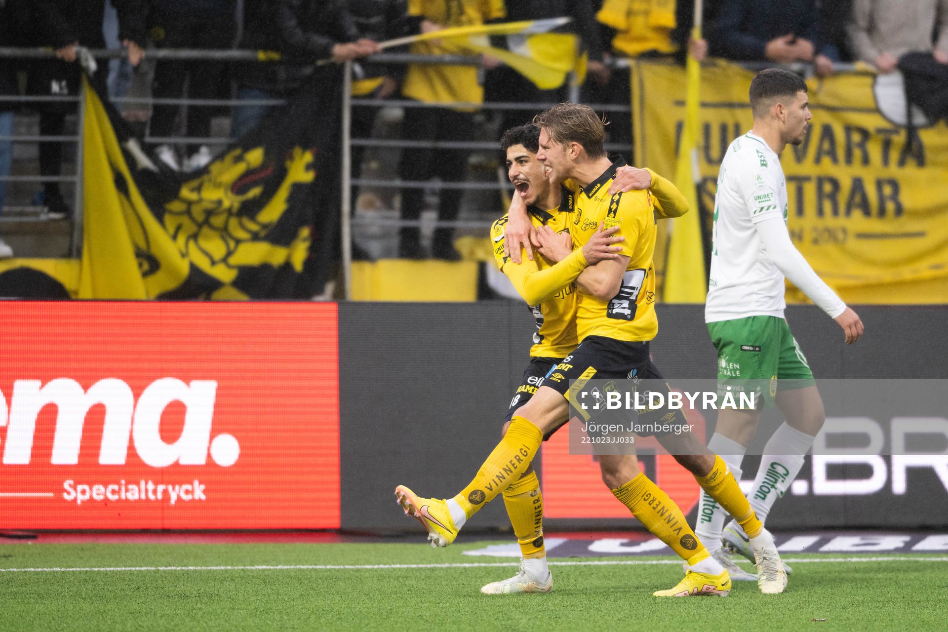 Elfsborgs Ahmed Qasem och Noah Söderberg jublar