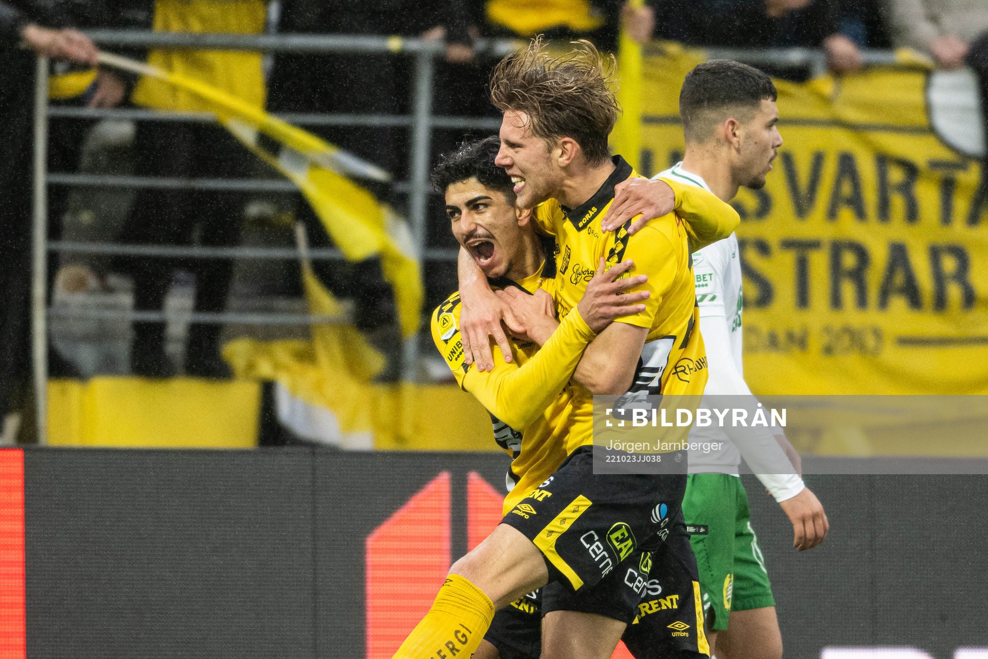 Elfsborgs Ahmed Qasem och Noah Söderberg jublar