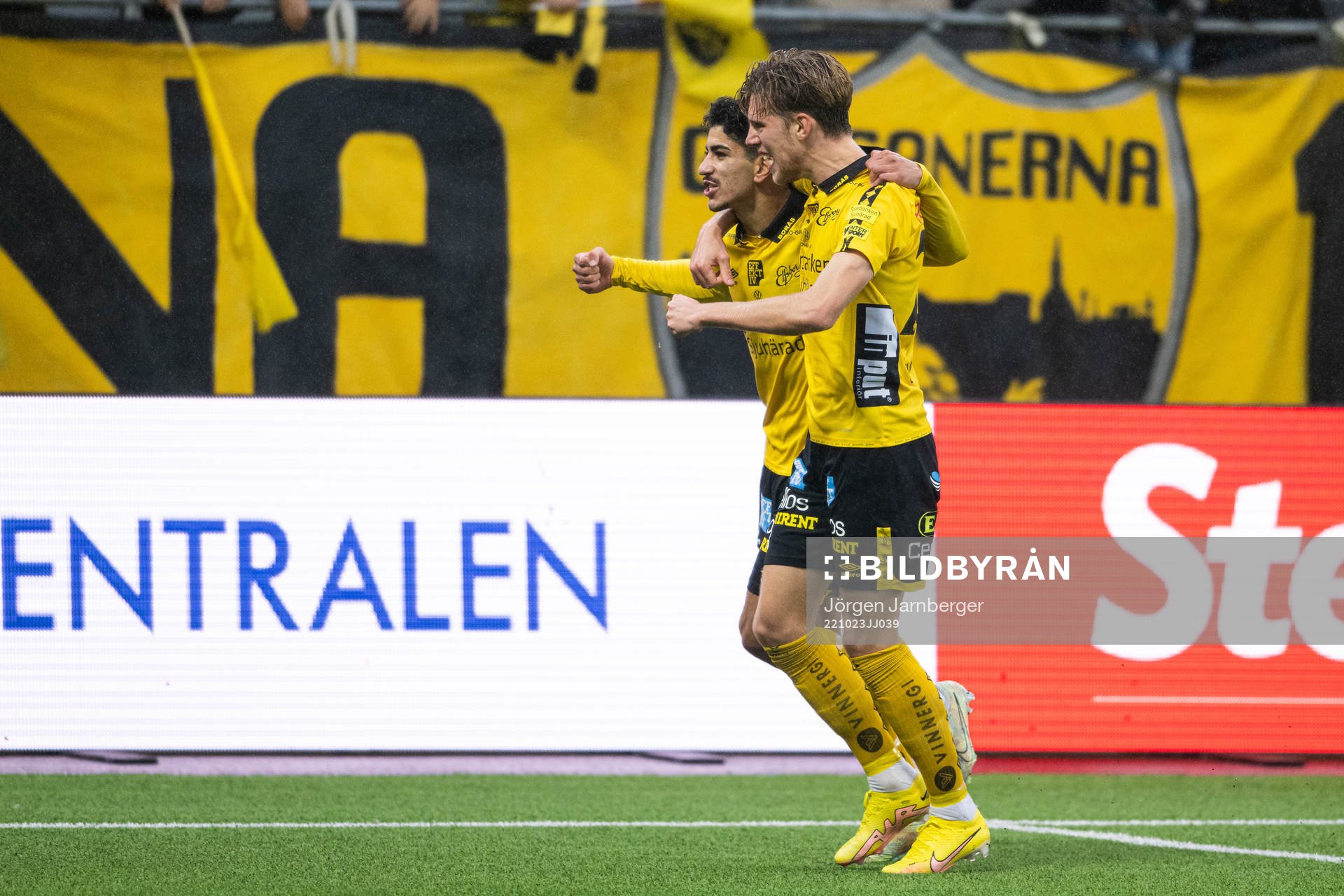 Elfsborgs Ahmed Qasem och Noah Söderberg jublar