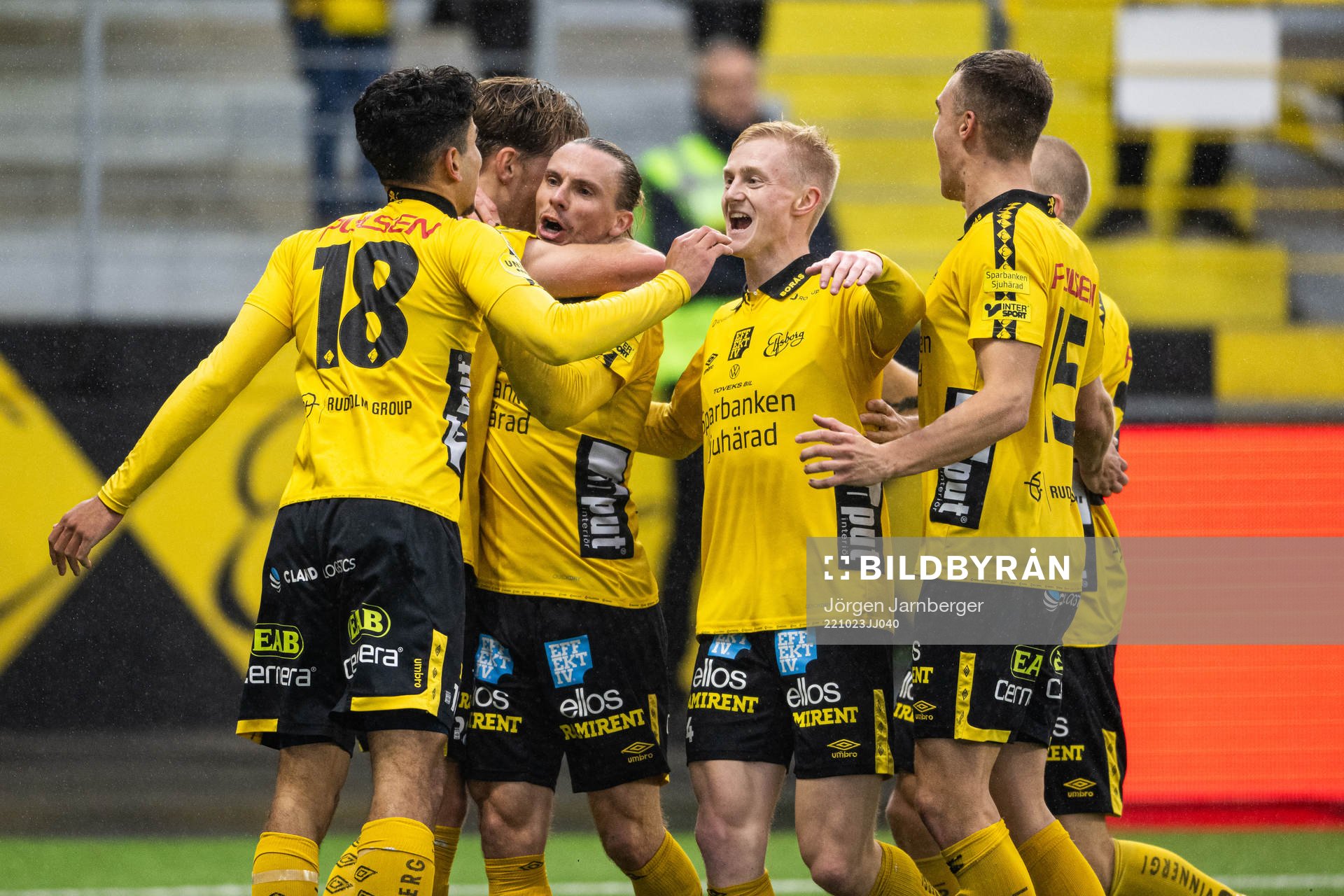 Elfsborgs spelare och Noah Söderberg jublar