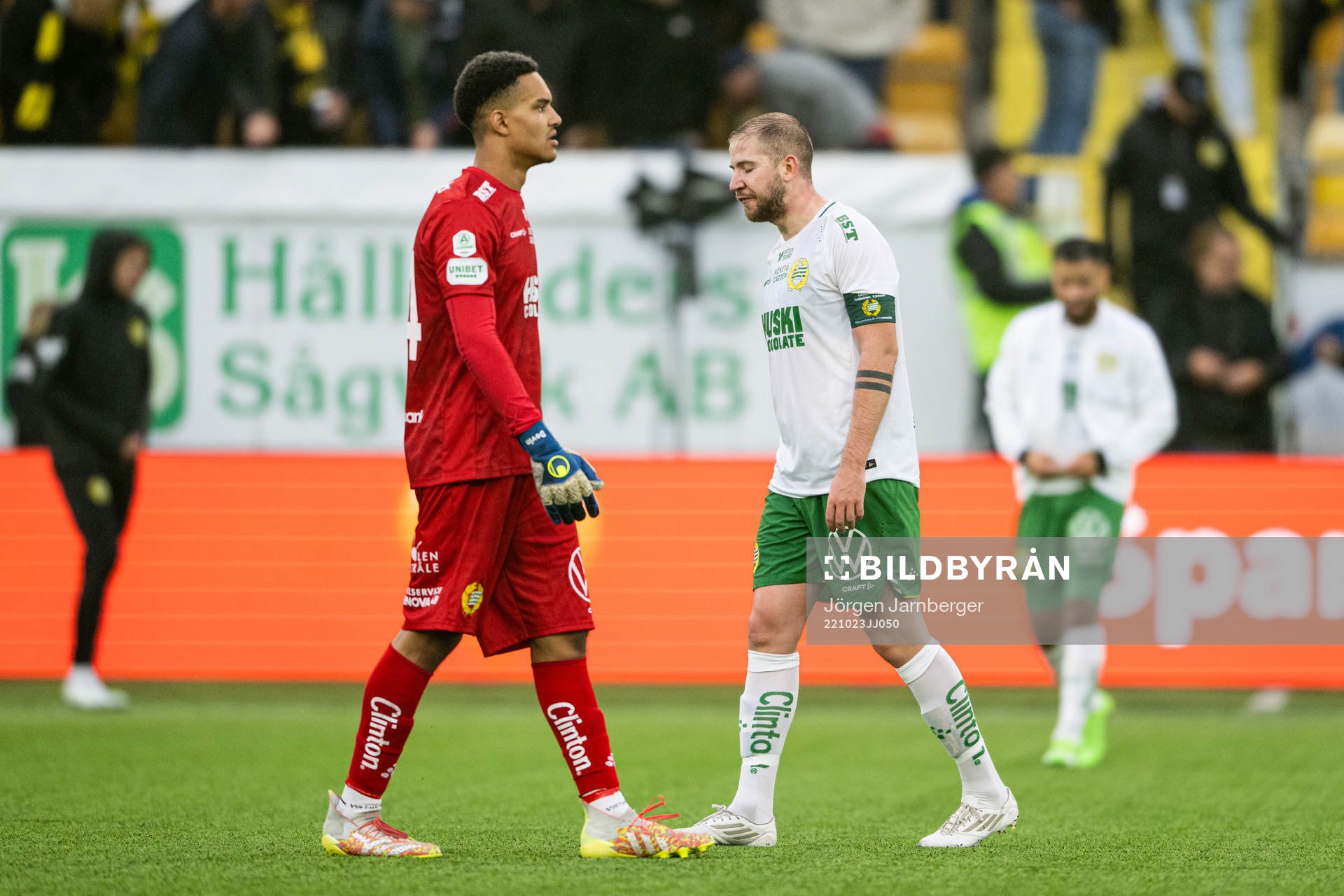 Hammarbys målvakt Oliver Dovin och Darijan Bojanic deppar