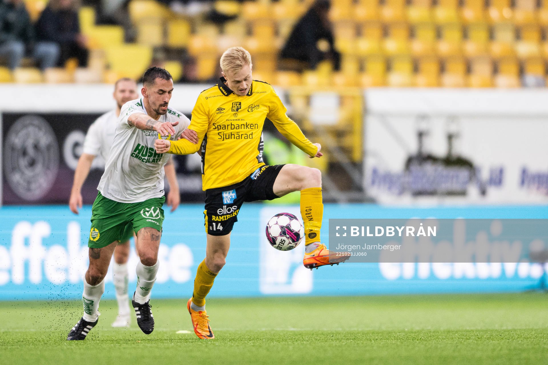 Hammarbys Loret Sadiku och Elfsborgs Oscar Aga under fotbollsmatchen i Allsvenskan mellan Elfsborg och Hammarby den 23 oktober 2022 i Borås. 
