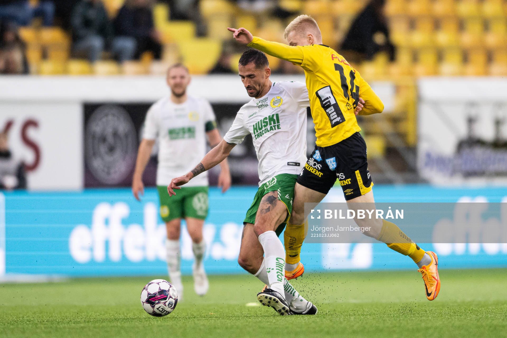 Hammarbys Loret Sadiku och Elfsborgs Oscar Aga under fotbollsmatchen i Allsvenskan mellan Elfsborg och Hammarby den 23 oktober 2022 i Borås.