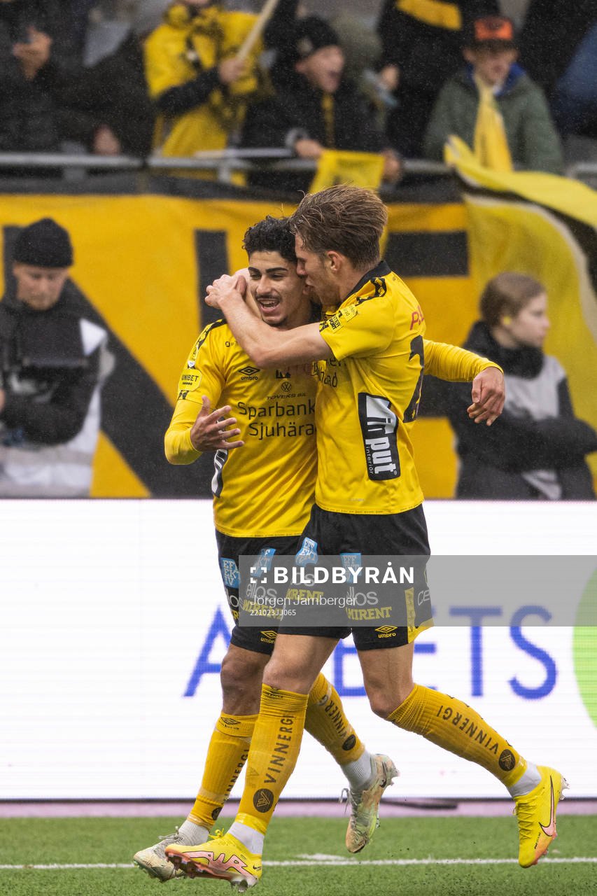 Elfsborgs Ahmed Qasem och Noah Söderberg jublar