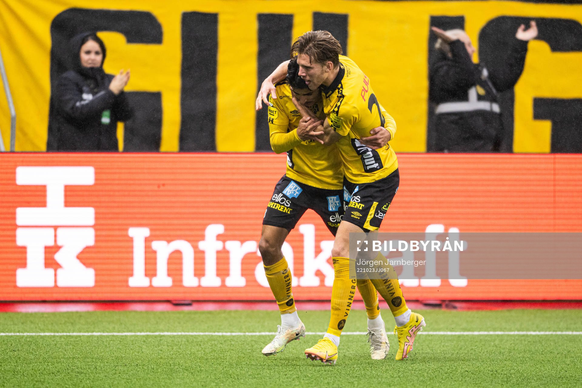 Elfsborgs Ahmed Qasem och Noah Söderberg jublar