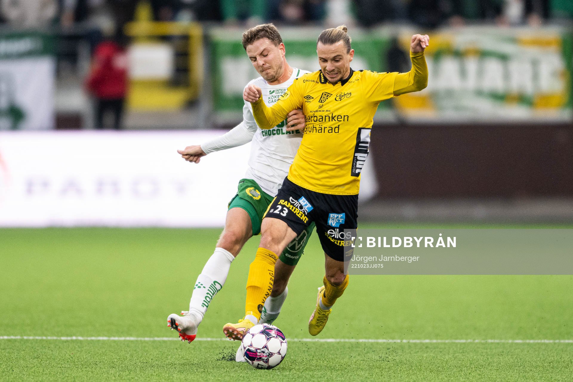 Hammarbys Joel Nilsson och Elfsborgs Niklas Hult under fotbollsmatchen i Allsvenskan mellan Elfsborg och Hammarby den 23 oktober 2022 i Borås.