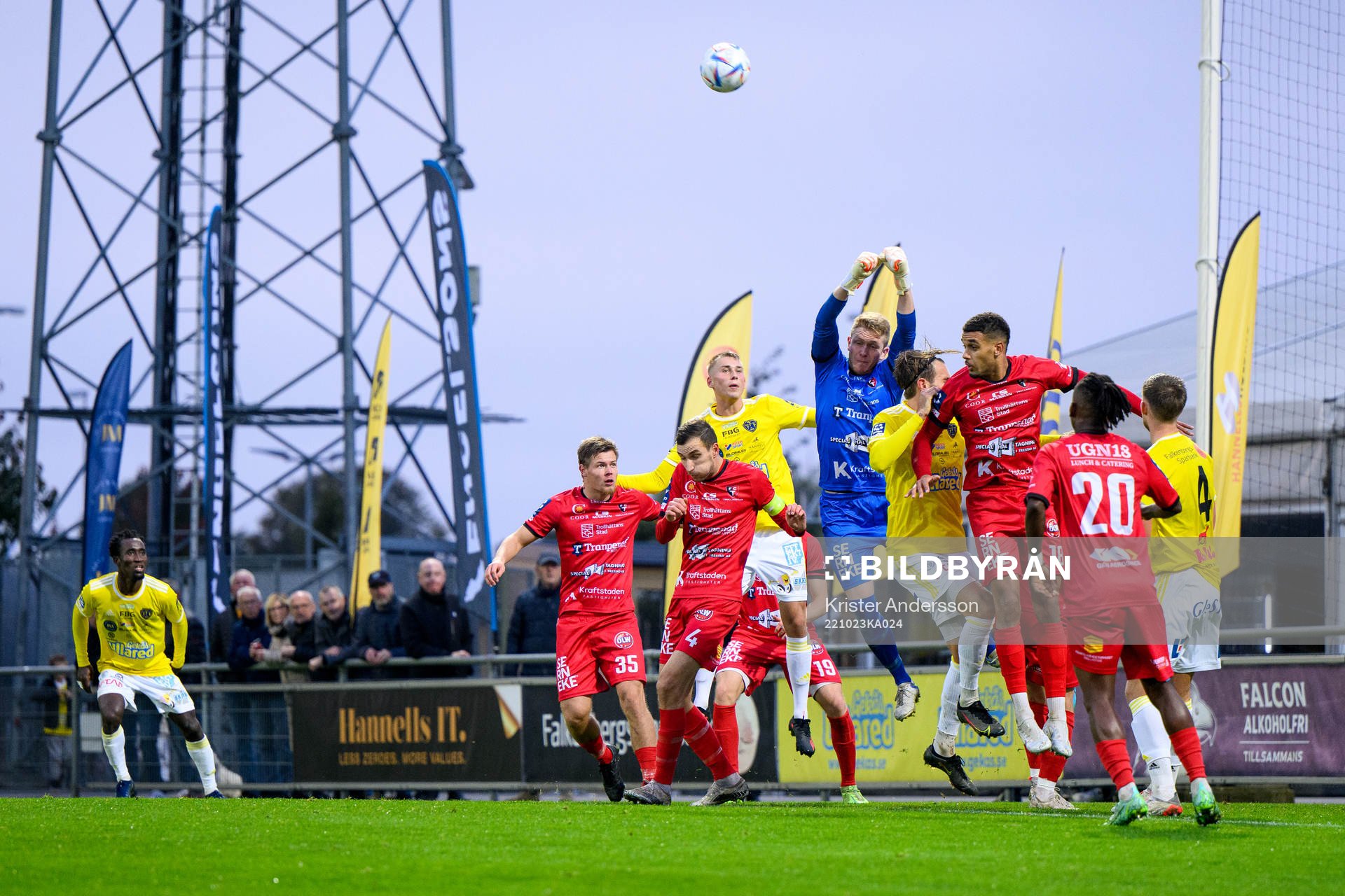 Trollhättans målvakt Johan Becker under fotbollsmatchen i Ettan södra mellan Falkenberg och Trollhättan den 23 oktober 2022 i Falkenberg. 