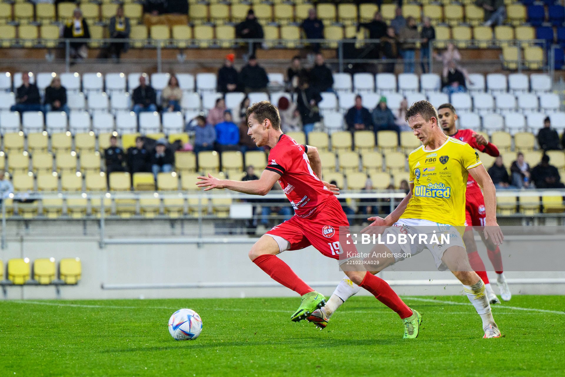 Trollhättans Markus Karlsson och Falkenbergs Robin Hofsö under fotbollsmatchen i Ettan södra mellan Falkenberg och Trollhättan den 23 oktober 2022 i Falkenberg. 