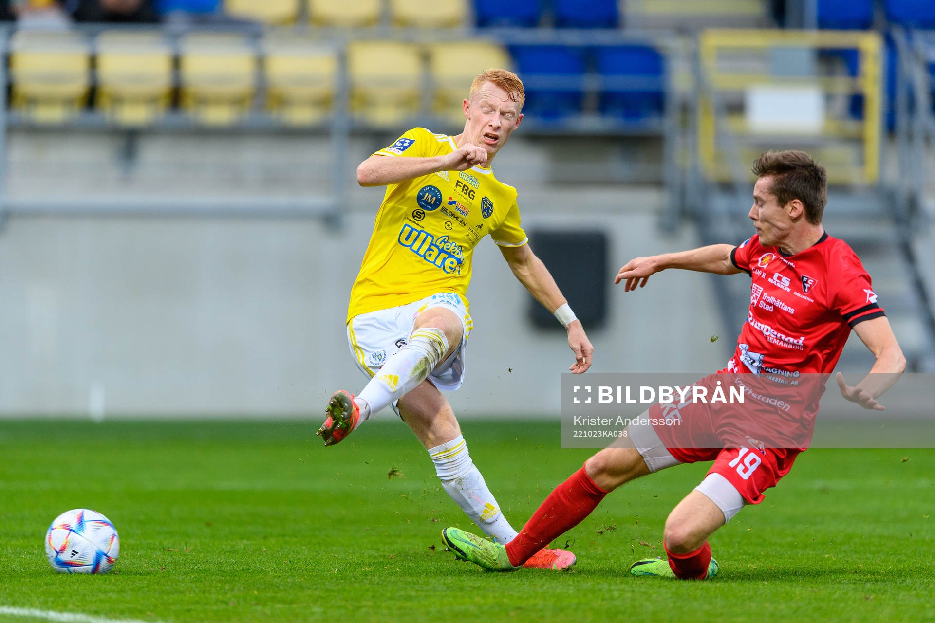 Falkenbergs Wilhelm Ärlig och Trollhättans Markus Karlsson under fotbollsmatchen i Ettan södra mellan Falkenberg och Trollhättan den 23 oktober 2022 i Falkenberg. 