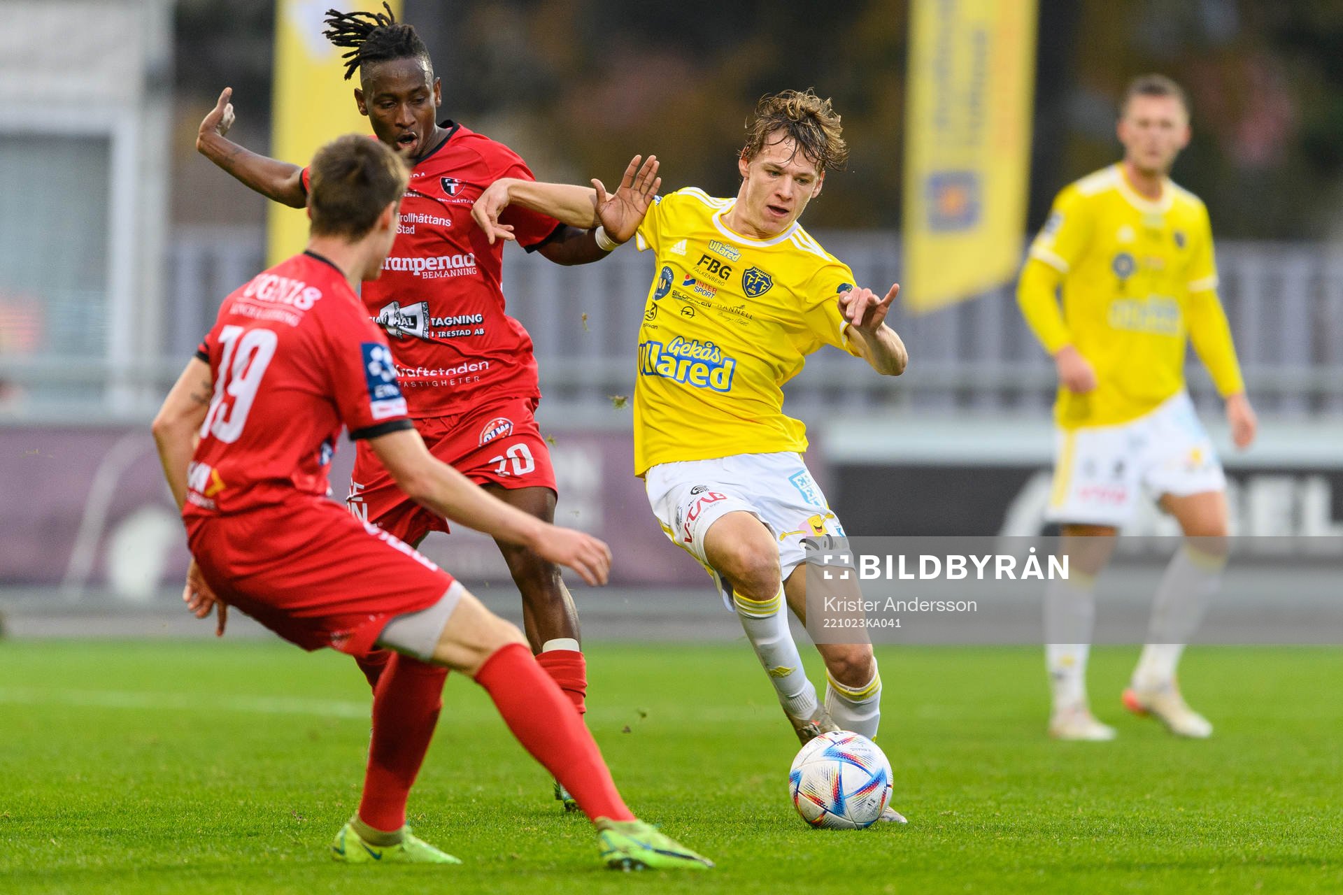 Trollhättans Frederick Ofori Acheampong och Falkenbergs Melker Nilsson under fotbollsmatchen i Ettan södra mellan Falkenberg och Trollhättan den 23 oktober 2022 i Falkenberg.