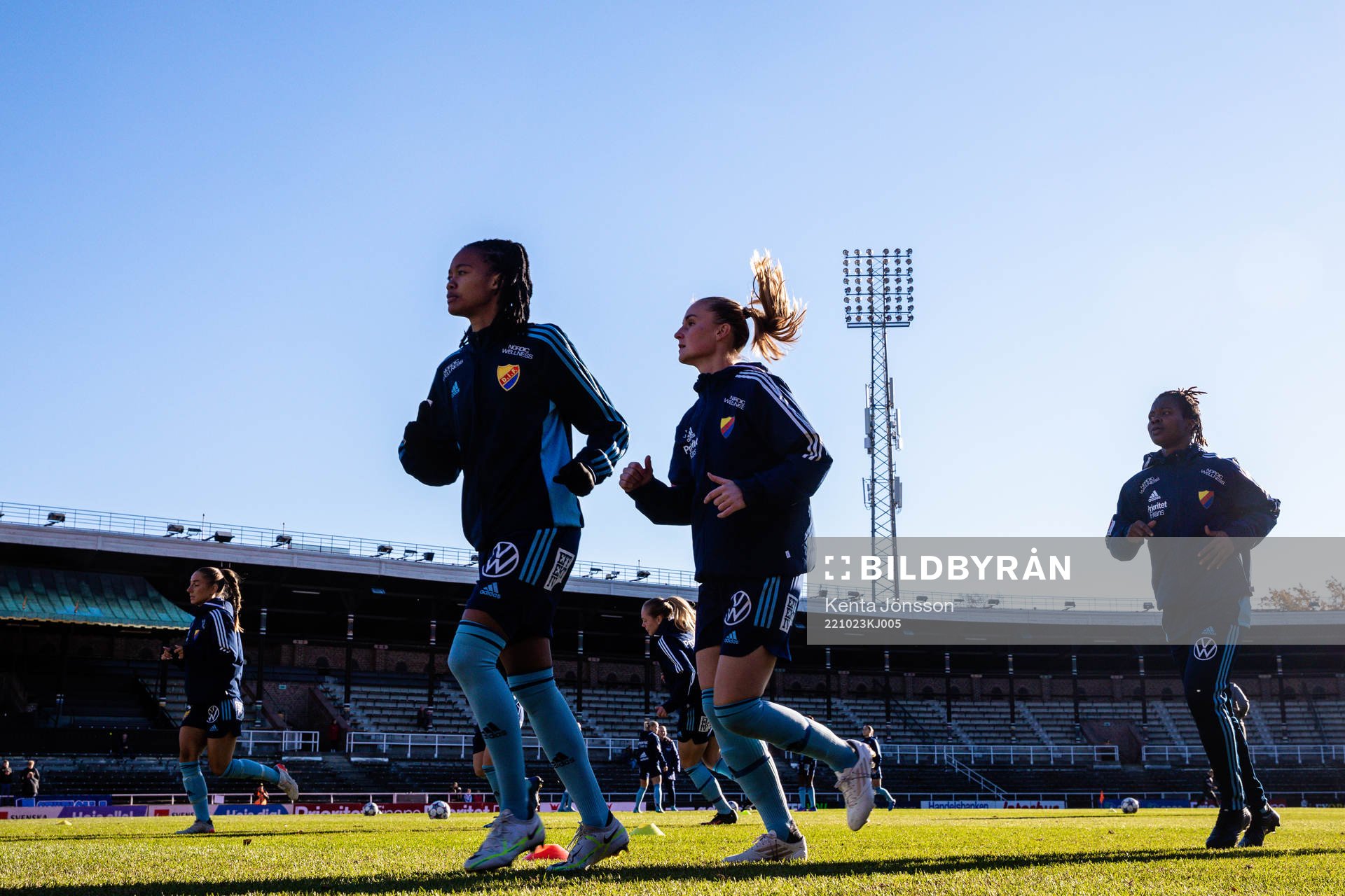 Djurgårdens Linda Maserame Motlhalo ,ed lagkamrater