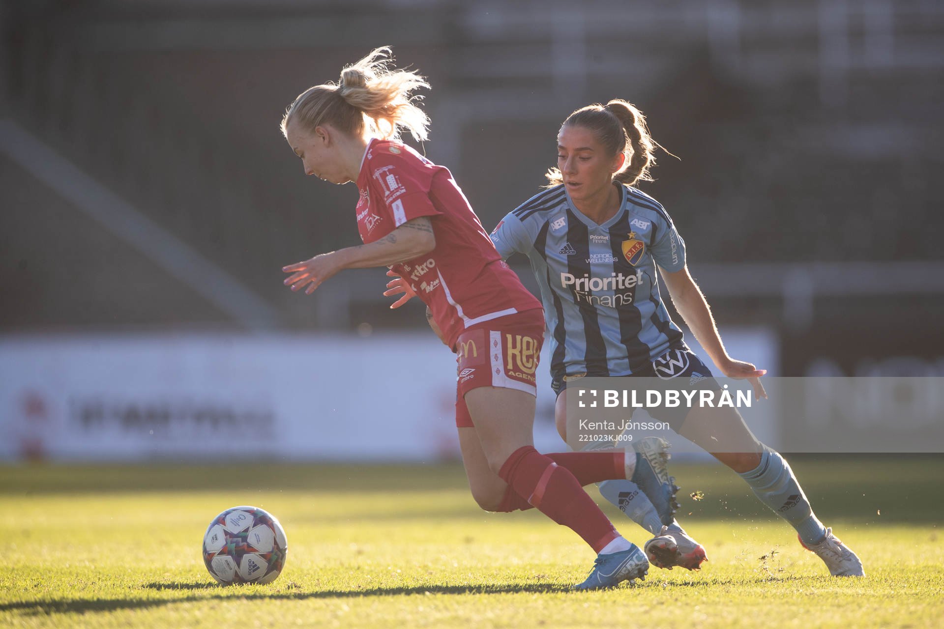 Örebros Nathalie Hoff Persson och Djurgårdens Tilde Lindwall under fotbollsmatchen i Damallsvenskan mellan Djurgården och Örebro den 23 oktober 2022 i Stockholm. 