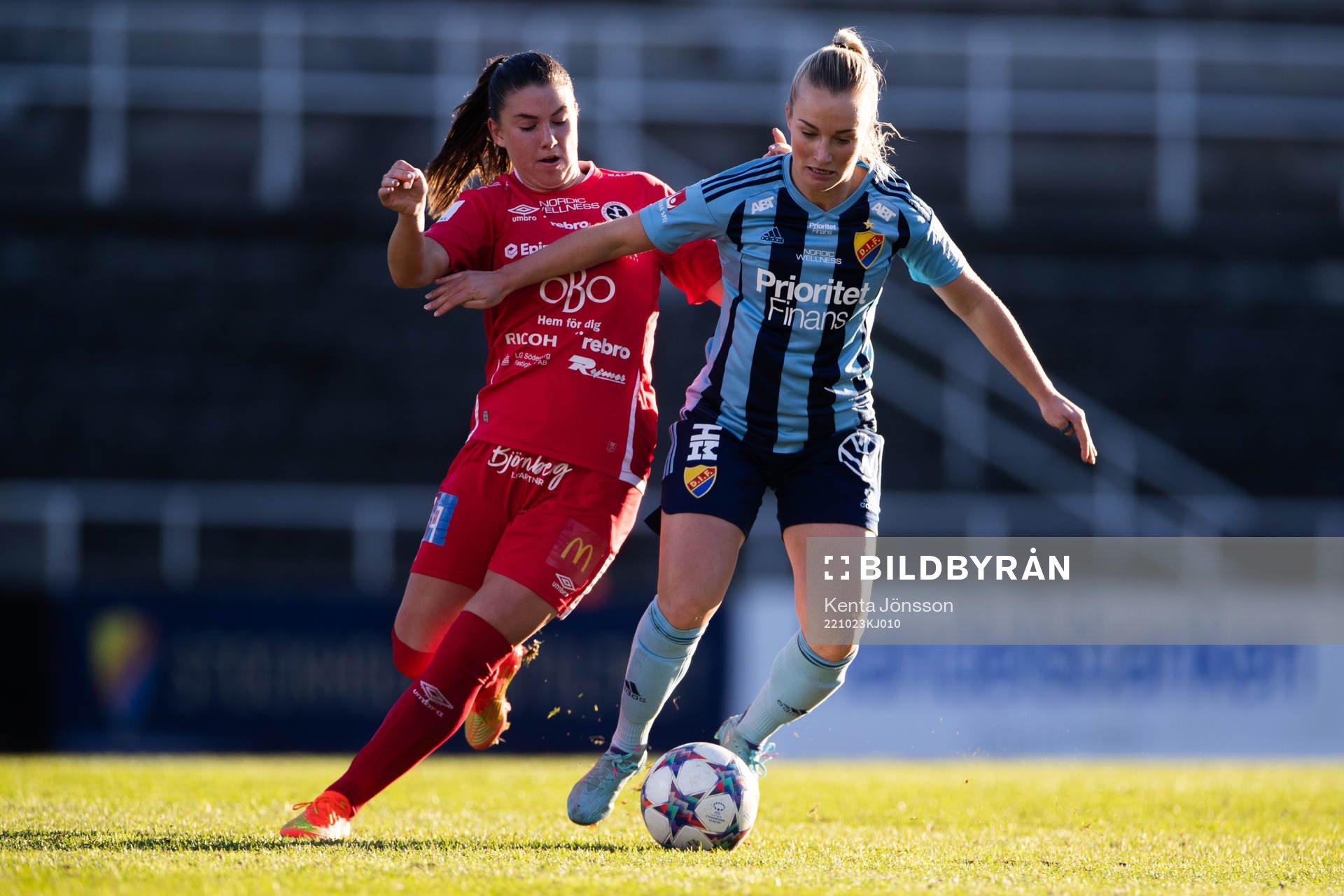 Örebros Emilia Pelgander och Djurgårdens Stinalisa