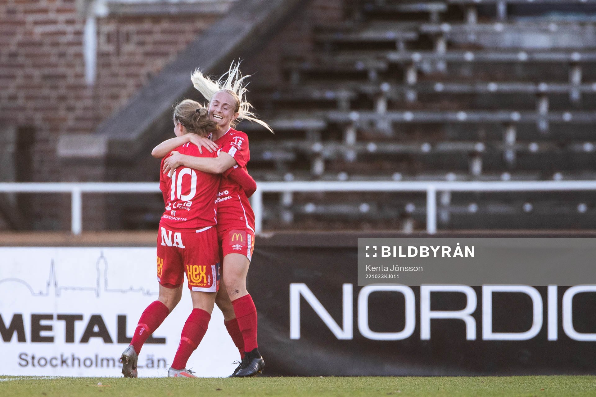 Örebros Michaela Kovacs och Heidi Kollanen jublar
