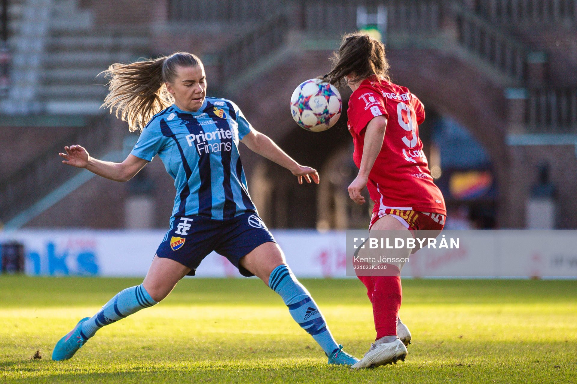 Djurgårdens Ebba Hed och Örebros Elisabeth Pechersky