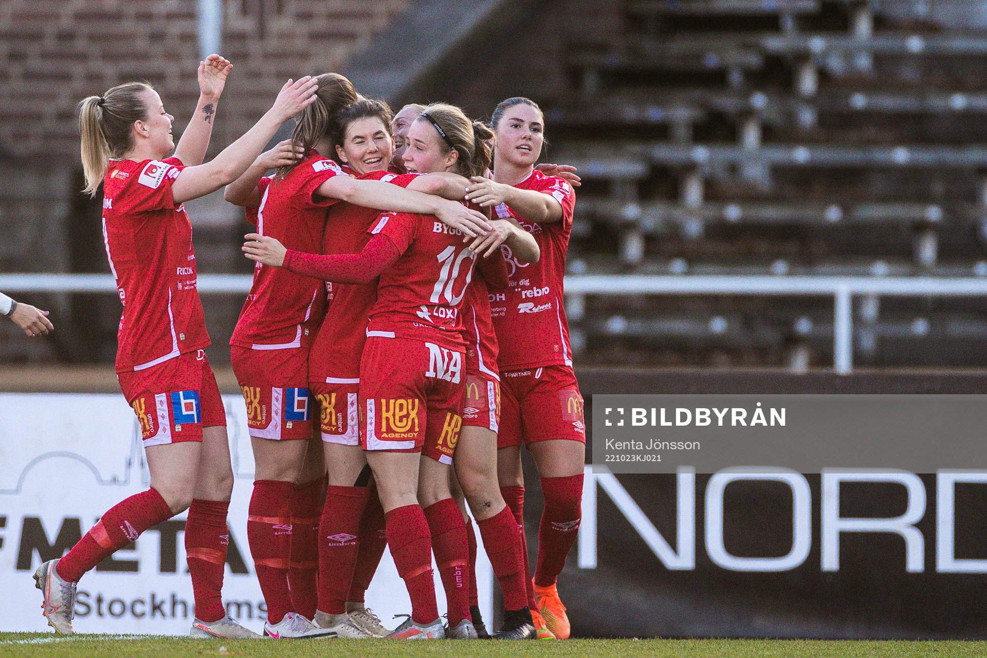 Örebros Michaela Kovacs jublar med lagkamrater
