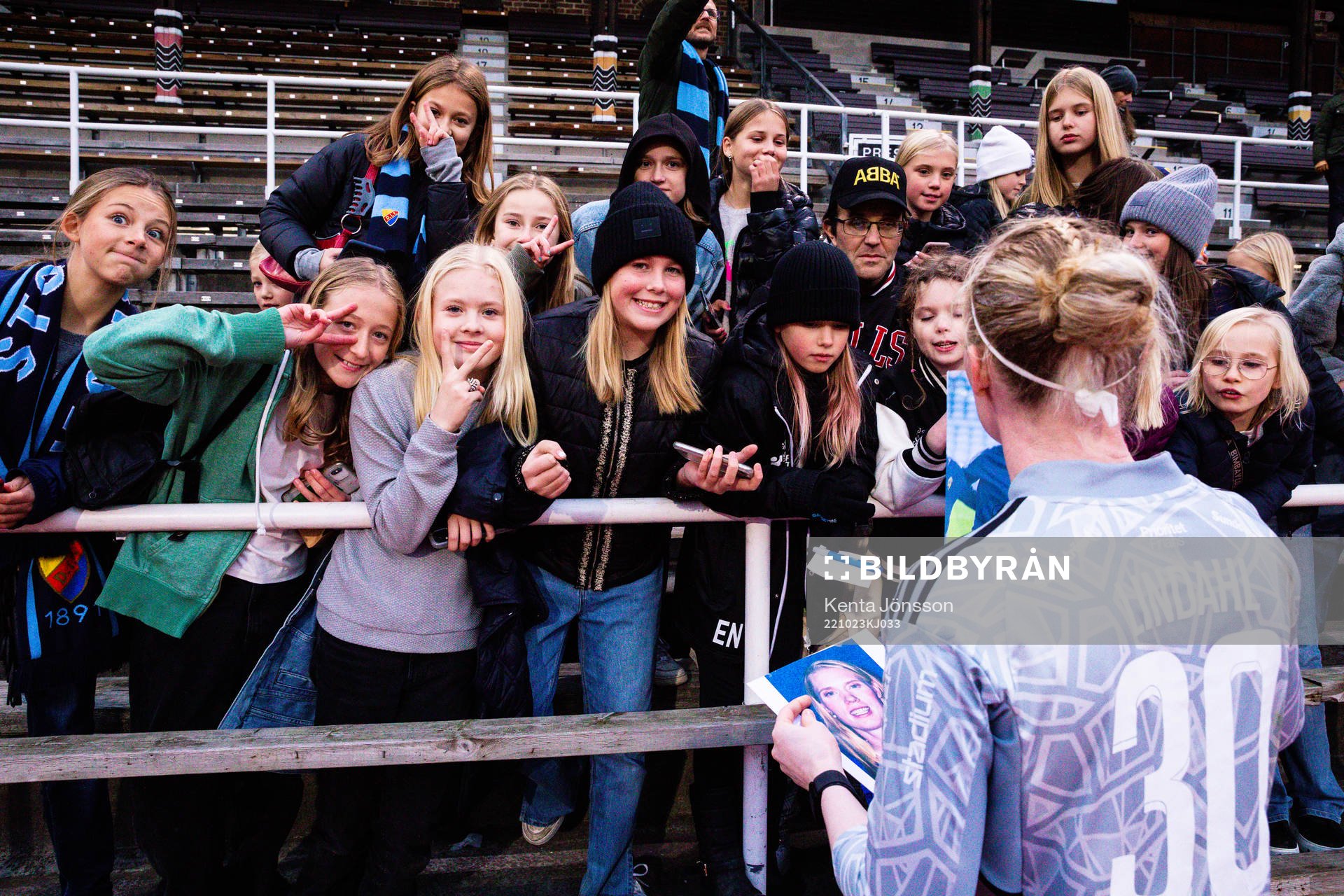 Djurgårdens målvakt Hedvig Lindahl med supportrar