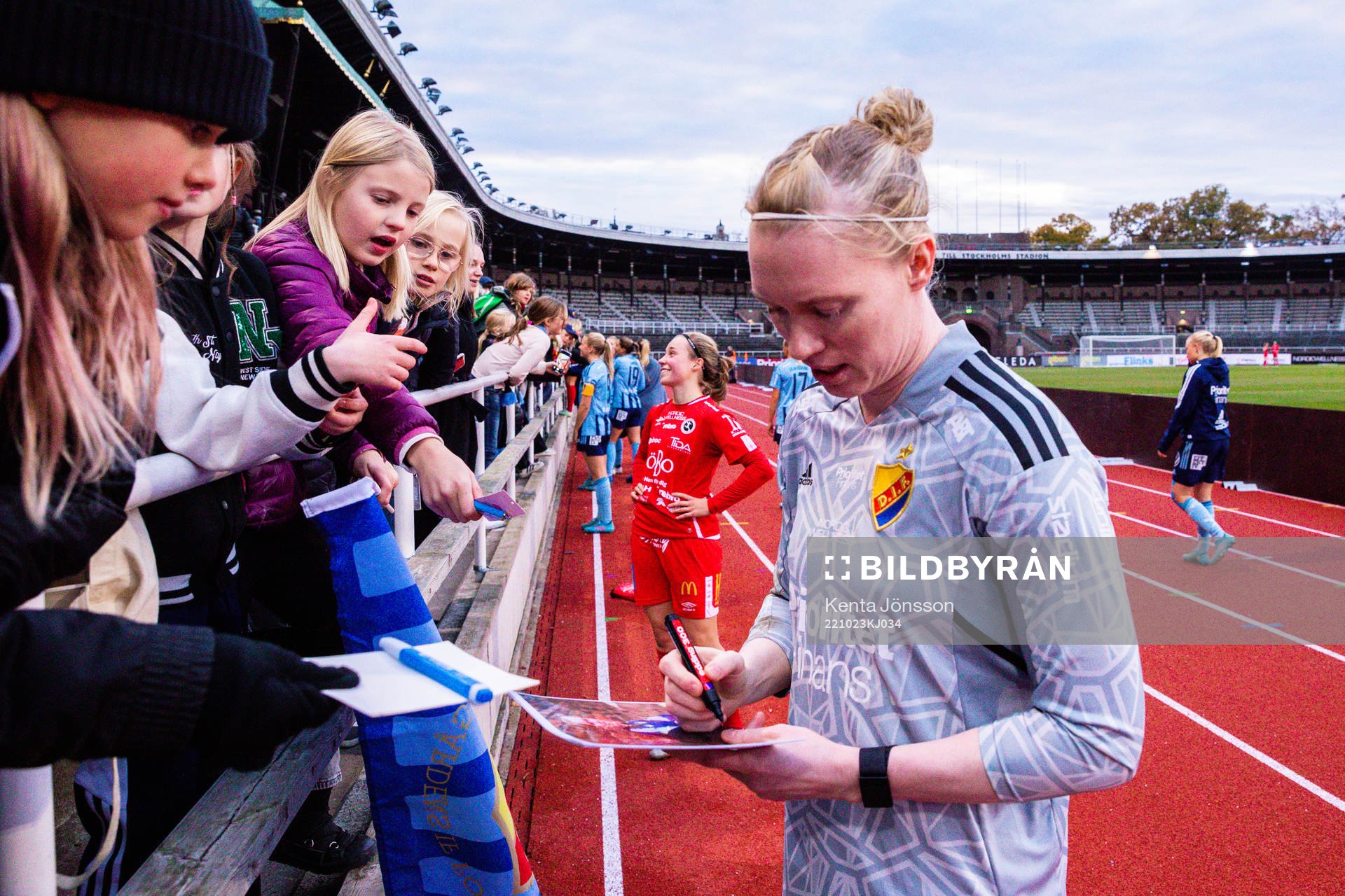 Djurgårdens målvakt Hedvig Lindahl med supportrar