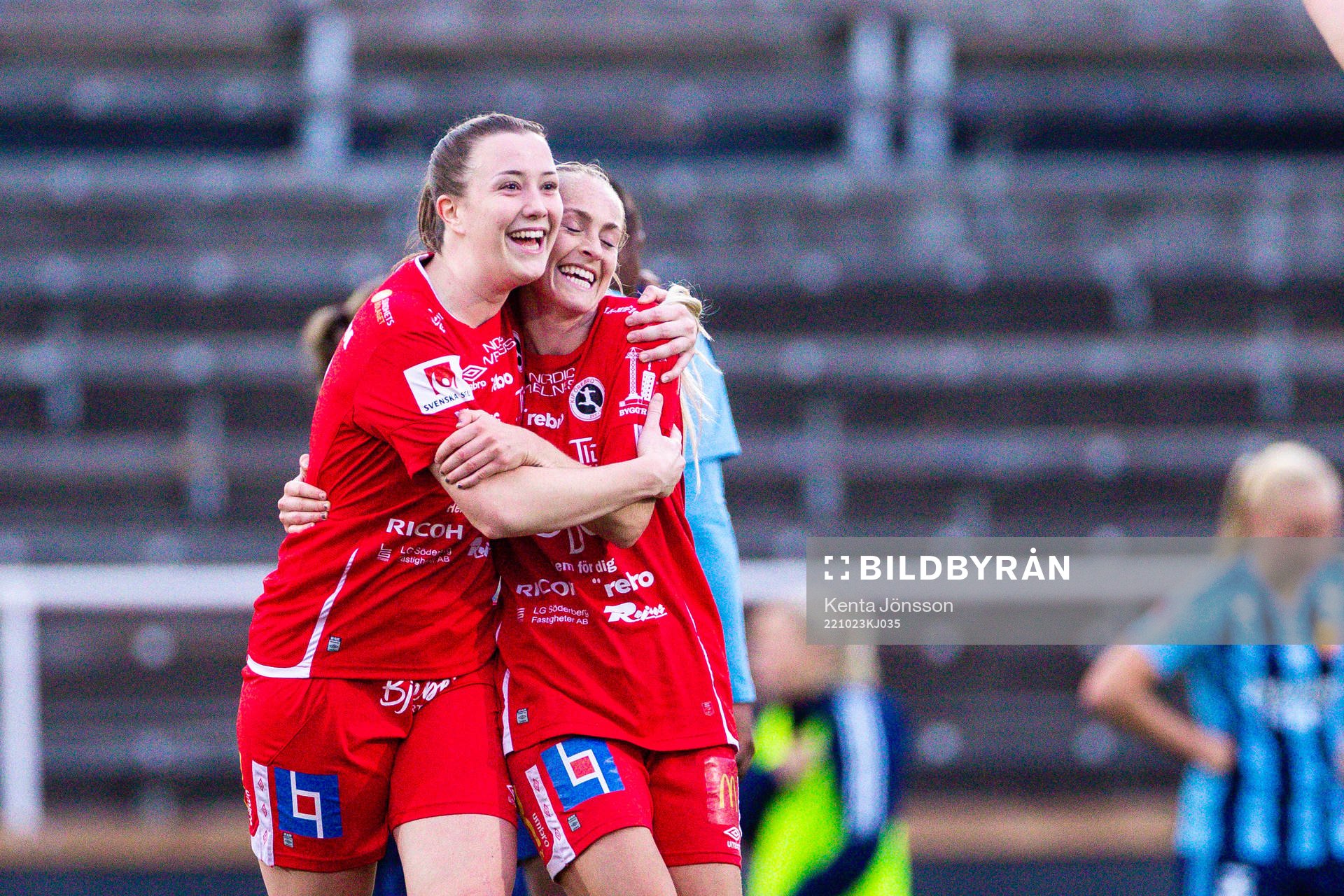 Örebros Maja Regnås Valcic och Michaela Kovacs jublar