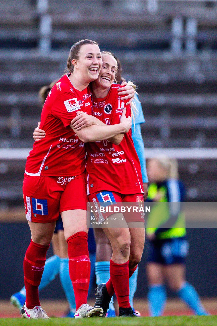Örebros Maja Regnås Valcic och Michaela Kovacs jublar