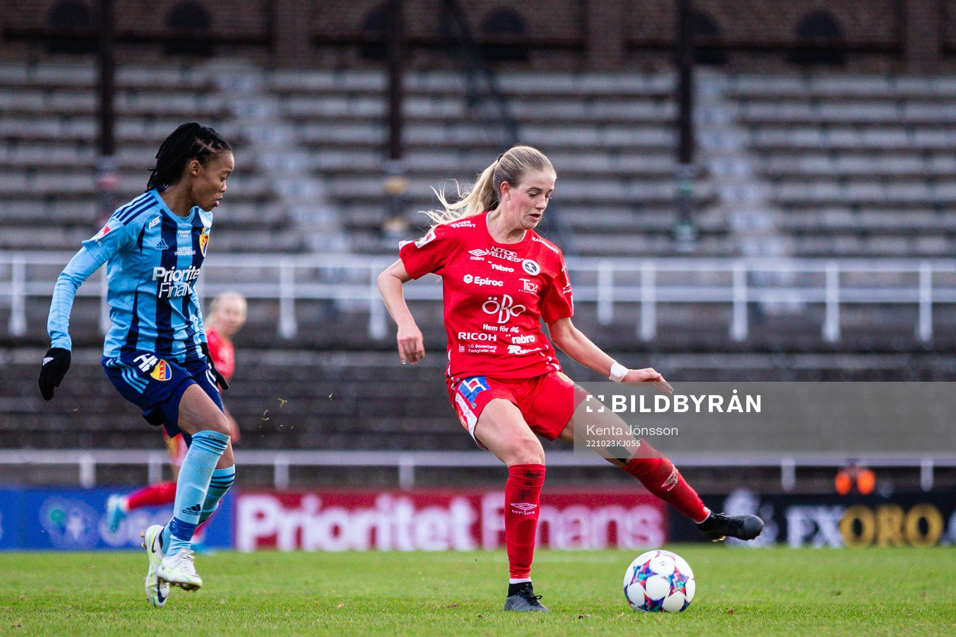 Djurgårdens Linda Maserame Motlhalo och Örebros Michaela