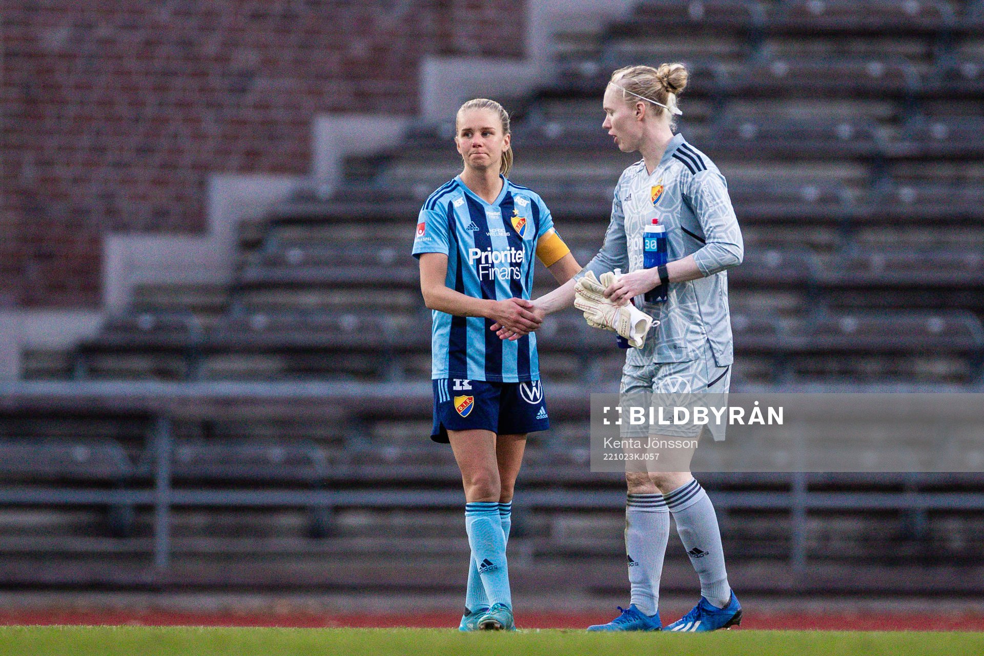 Djurgårdens Nellie Lilja och målvakt Hedvig Lindahl deppar