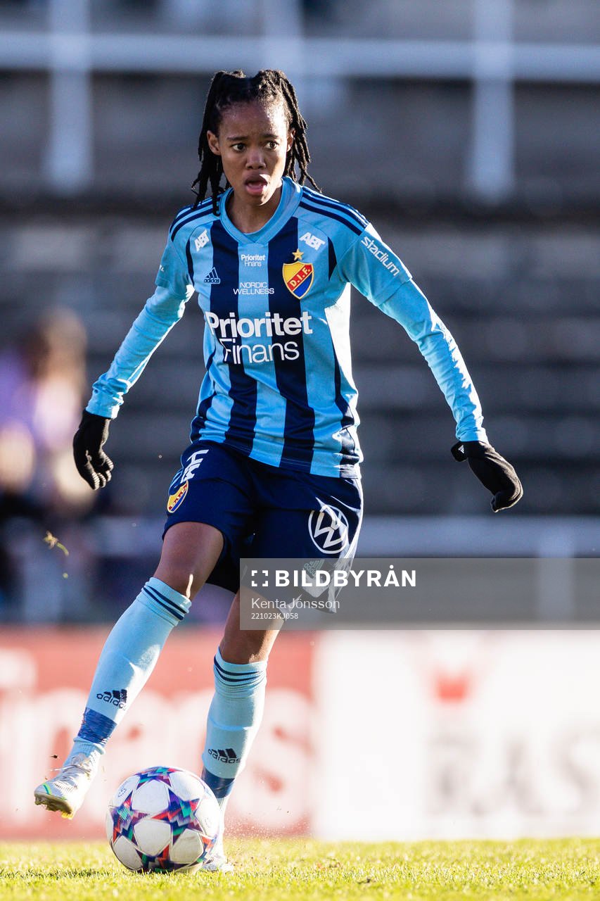 Djurgårdens Linda Maserame Motlhalo under fotbollsmatchen i Damallsvenskan mellan Djurgården och Örebro den 23 oktober 2022 i Stockholm.