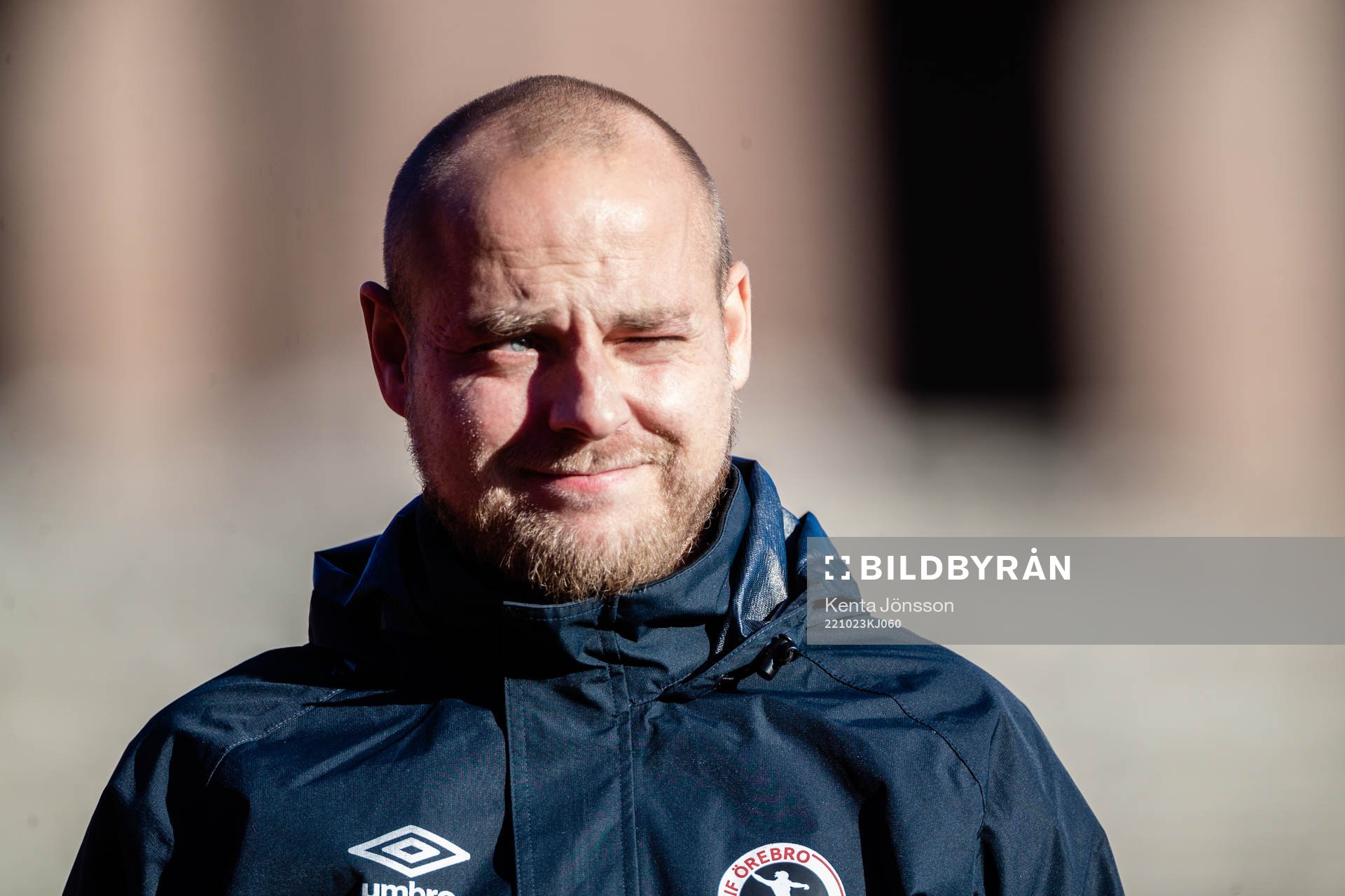 Örebros tränare Rickard Johansson under fotbollsmatchen i Damallsvenskan mellan Djurgården och Örebro den 23 oktober 2022 i Stockholm. 
