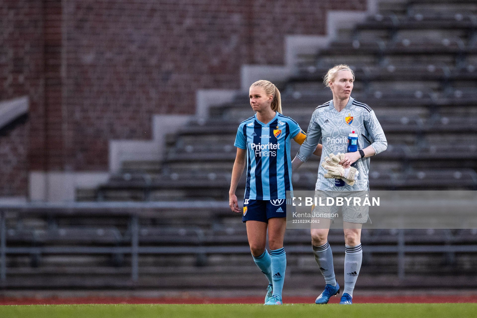 Djurgårdens Nellie Lilja och målvakt Hedvig Lindahl deppar